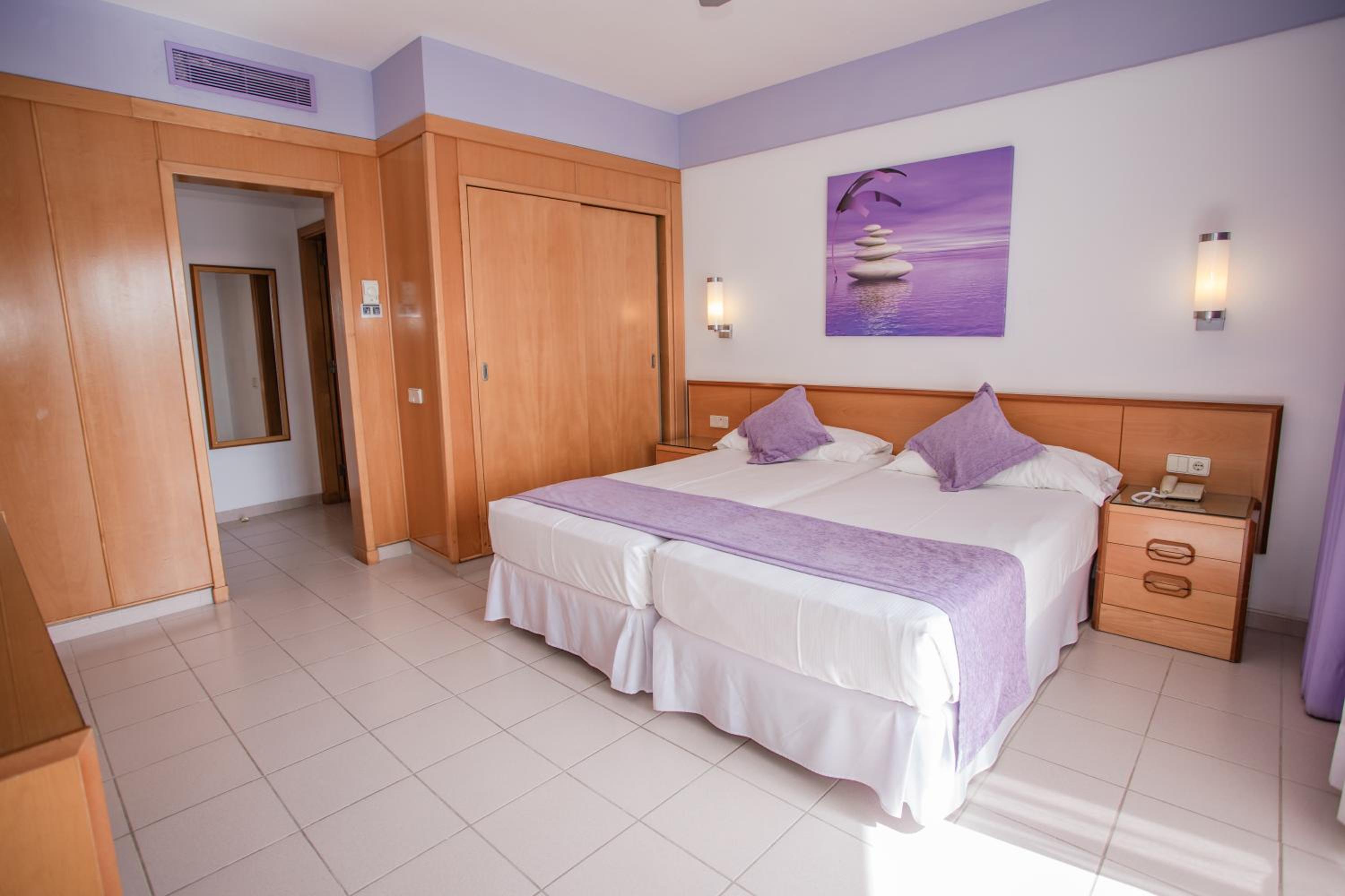 Twin Room With Balcony thumbnail 6