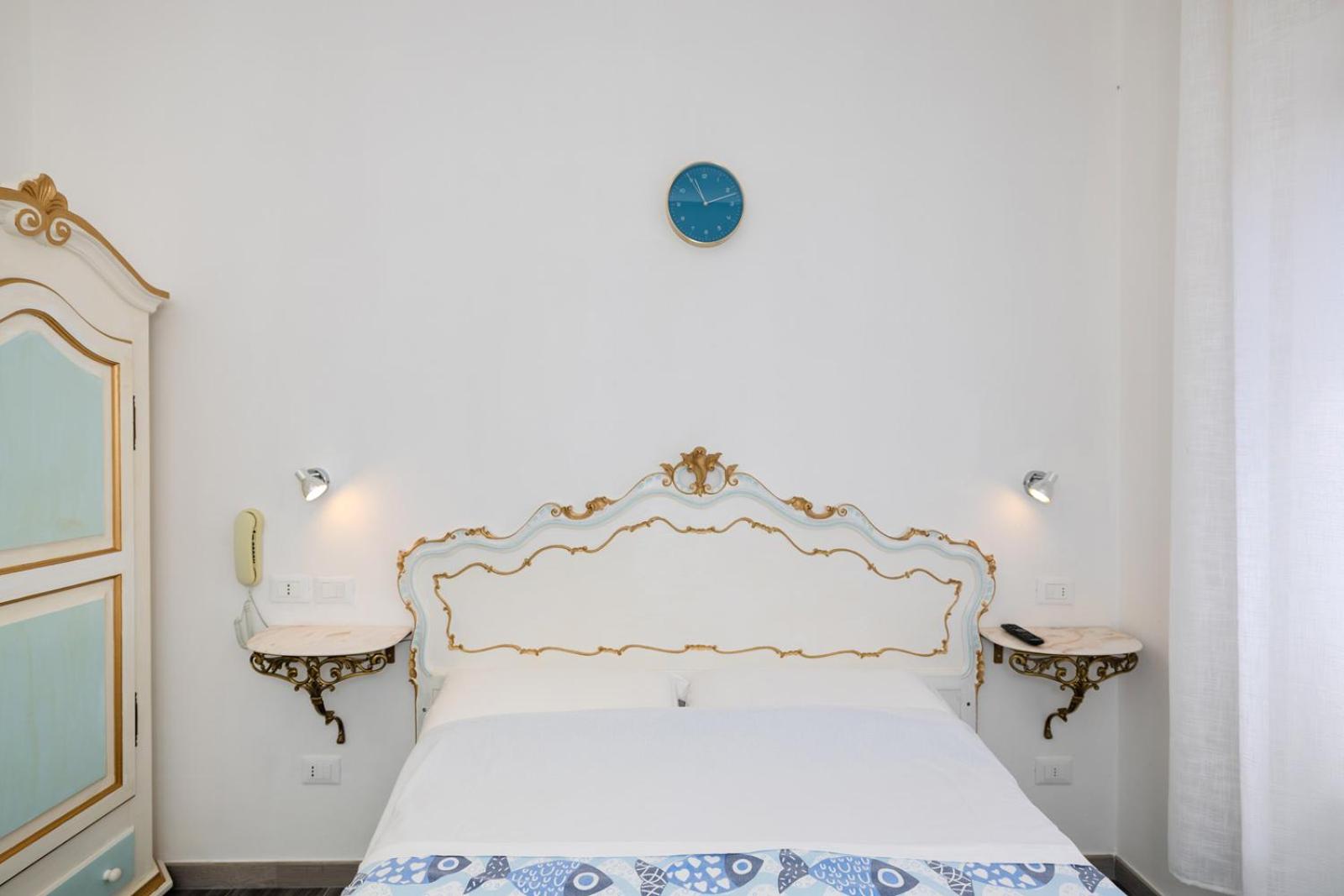 Double Room With Private External Bathroom - Photo 1