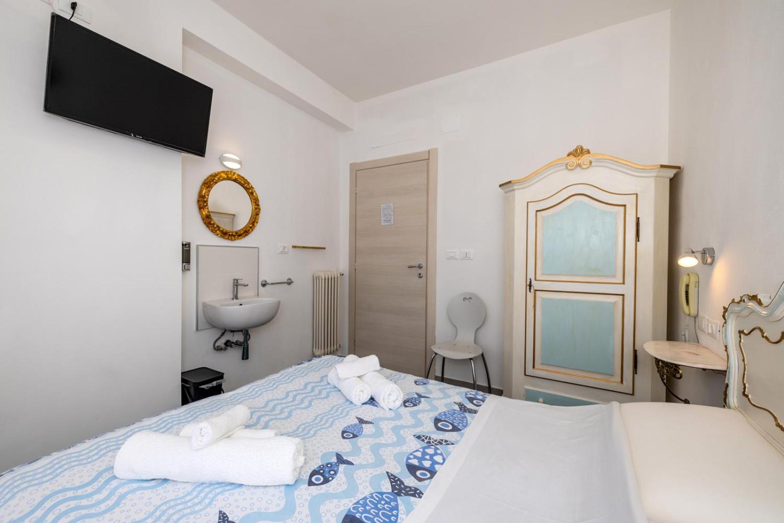 Double Room With Private External Bathroom - Photo 11