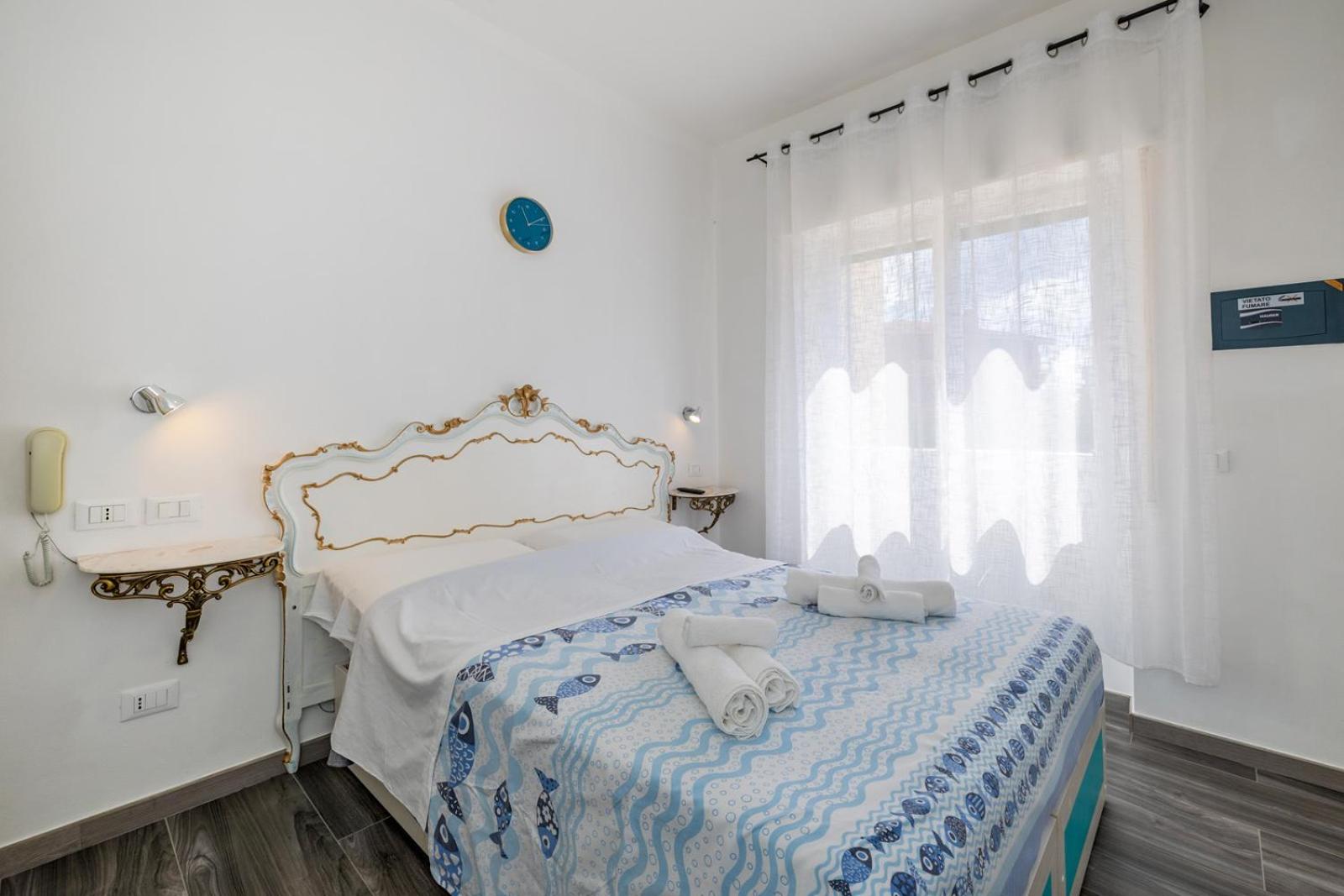 Double Room With Private External Bathroom - Photo 12