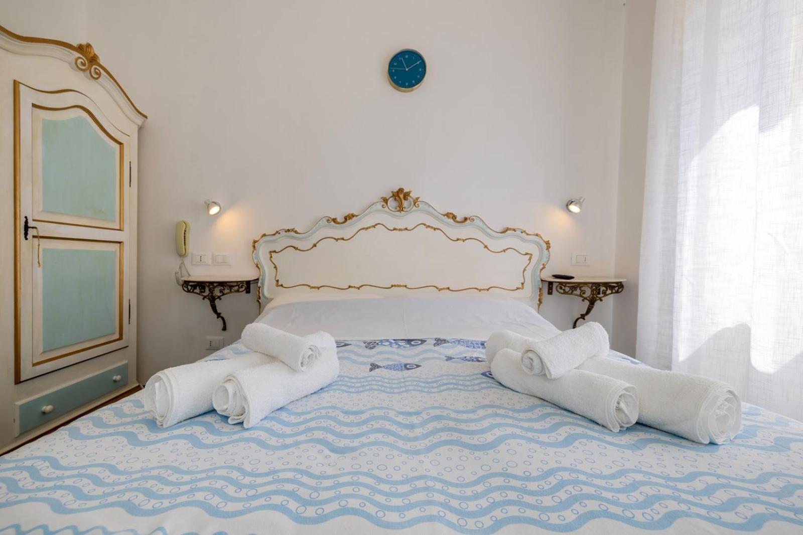 Double Room With Private External Bathroom - Photo 2