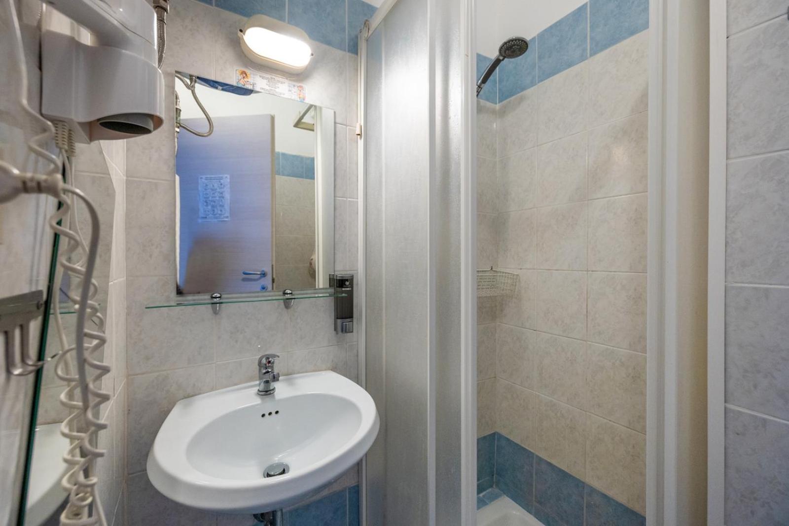 Double Room With Private External Bathroom - Photo 3