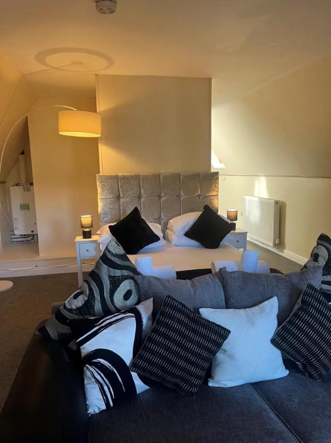 One Bed Upper Apartment with Balcony & Loch View (Not Pet Friendly/No Hot Tub) Raven