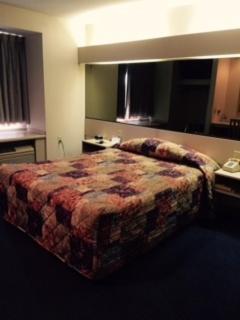 Queen Room with One Queen Bed - Disability Access/Non-Smoking - Photo 1