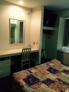 Queen Room with Two Queen Beds - Non-Smoking - Photo 5