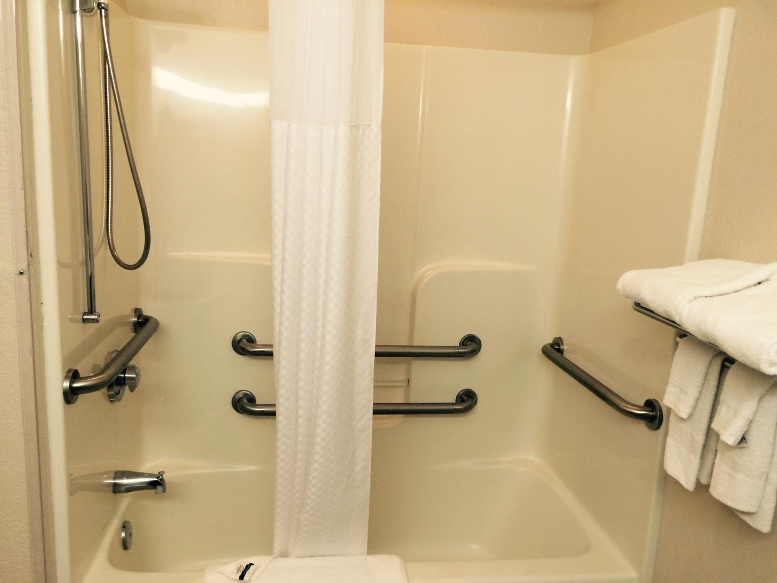 Queen Room with Two Queen Beds - Disability Access - Photo 3