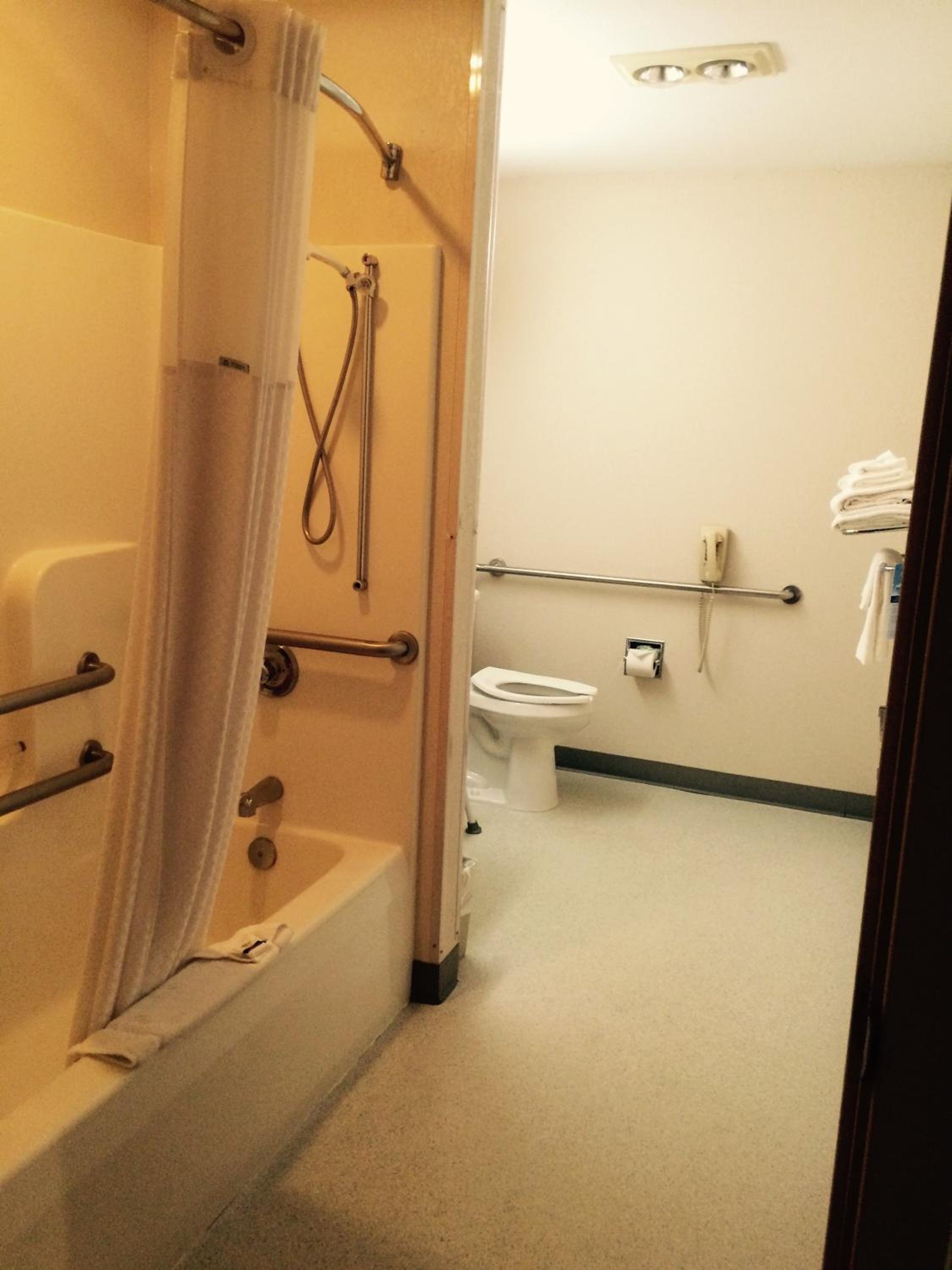 Queen Room with One Queen Bed - Disability Access/Non-Smoking - Photo 6