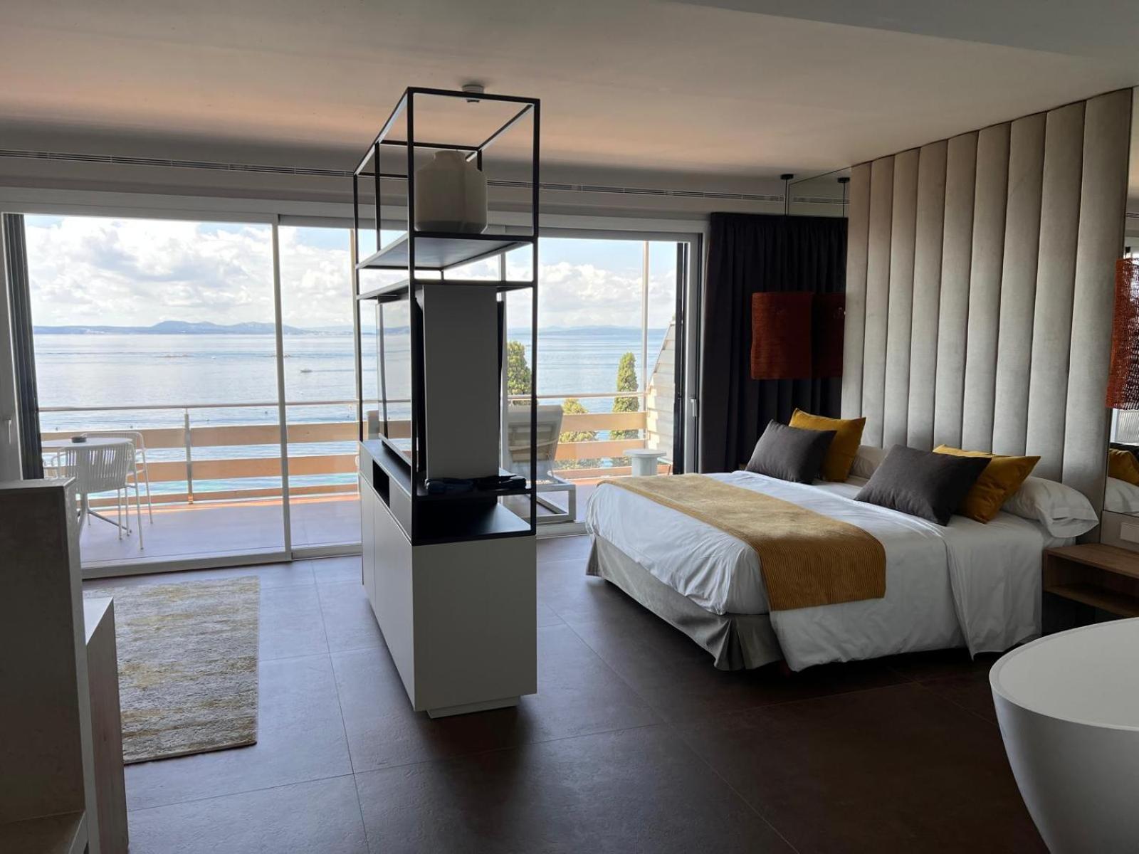 Junior Suite with Sea View - Photo 1