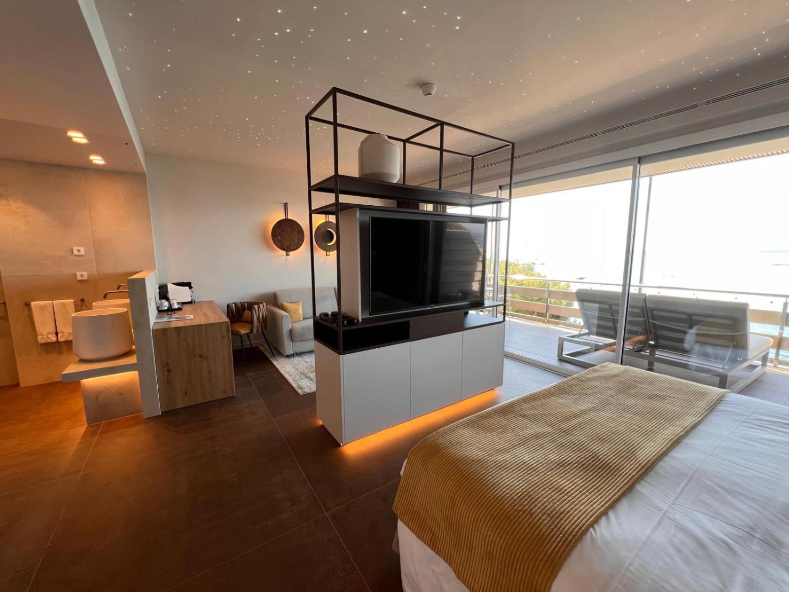Junior Suite with Sea View - Photo 3