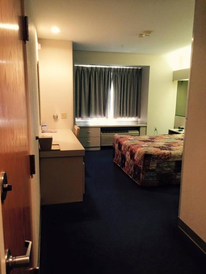 Queen Room with One Queen Bed - Disability Access/Non-Smoking - Photo 5