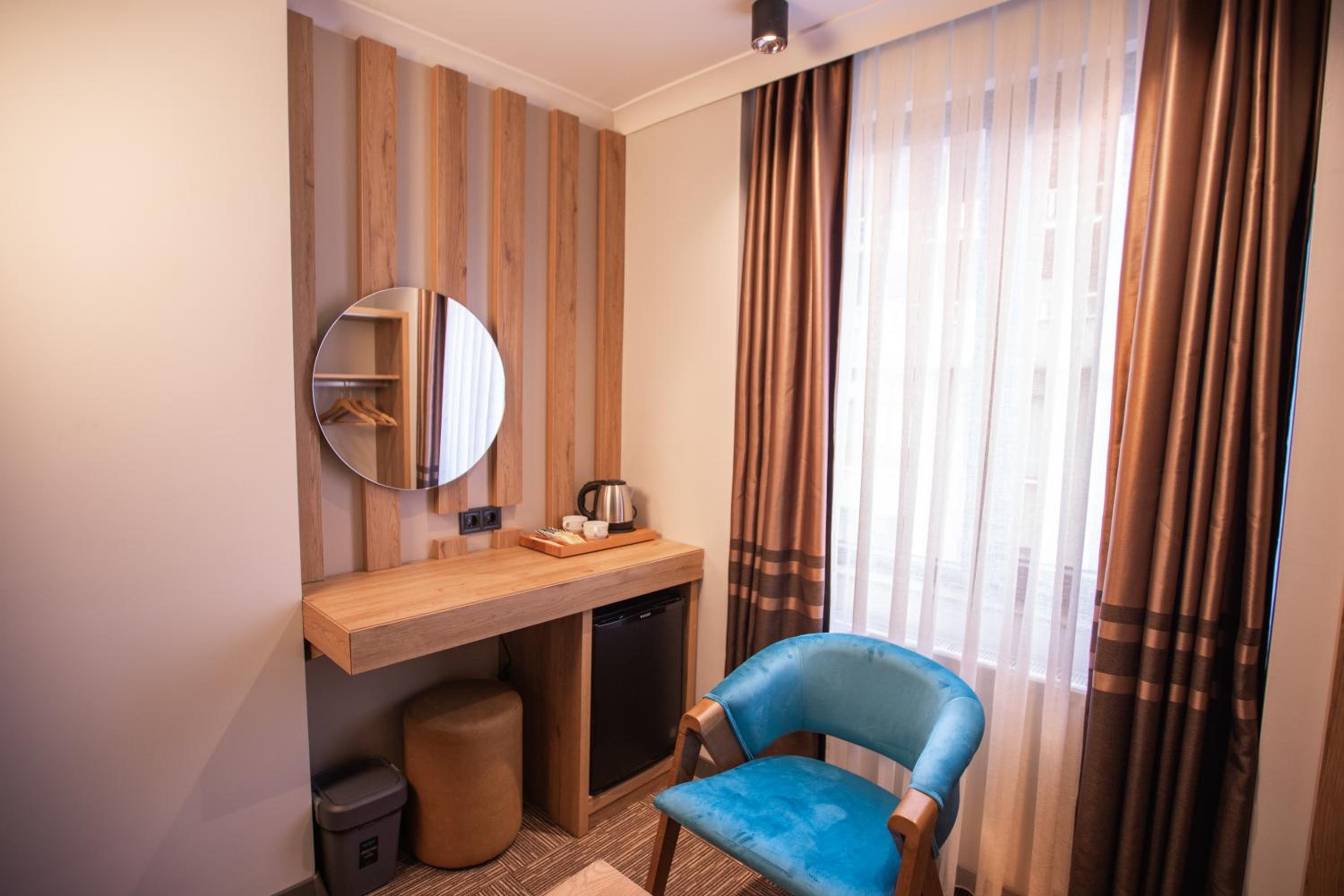Standard Double Room with Partial Sea View - Photo 9