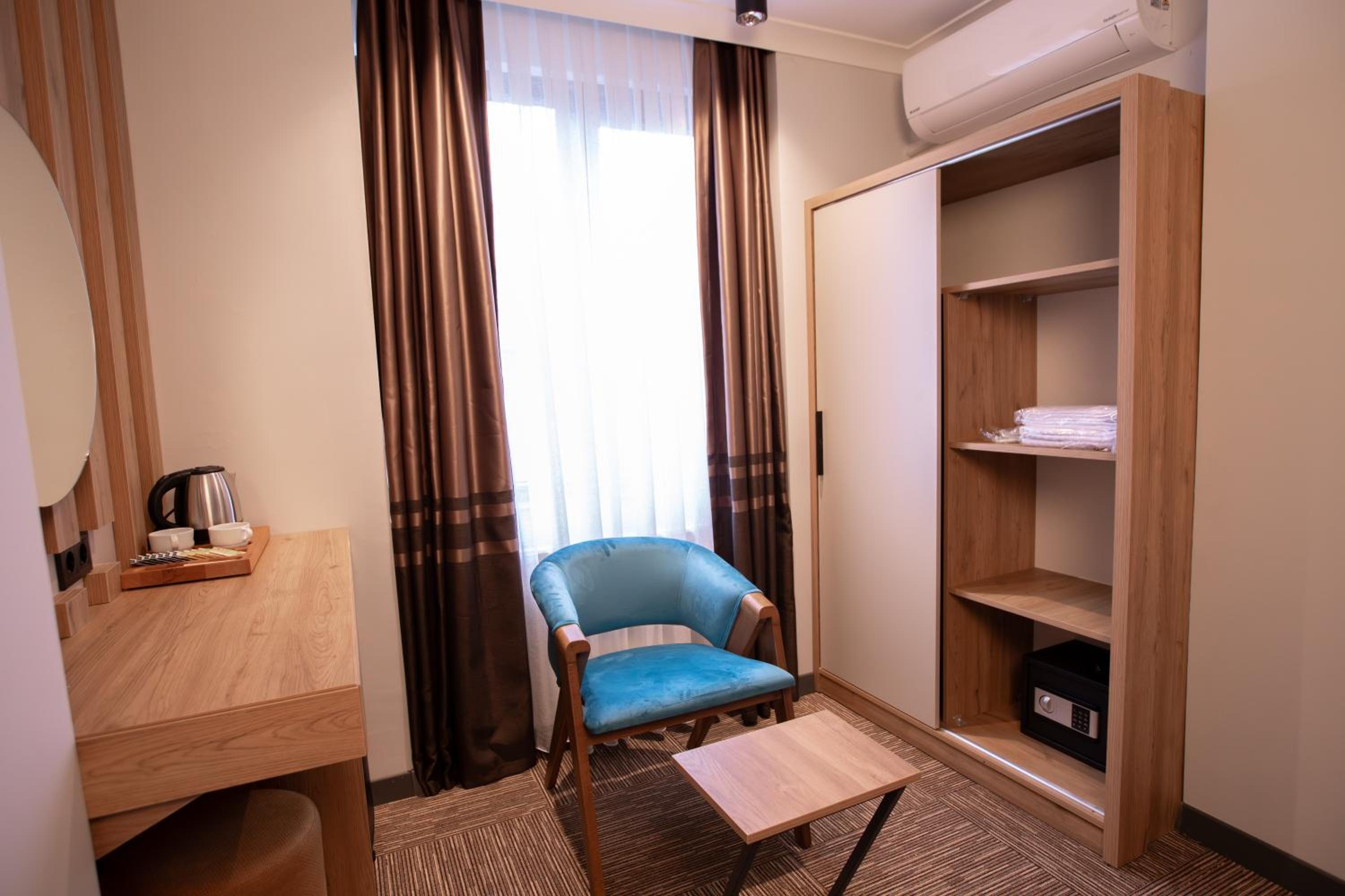 Standard Double Room with Partial Sea View - Photo 8