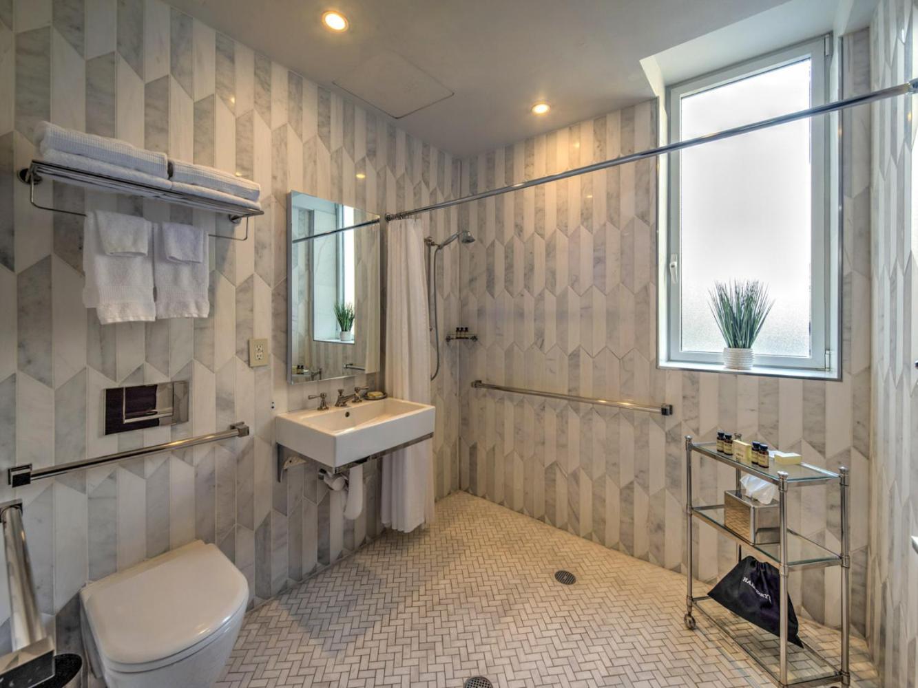 Queen Room with Two Queen Beds - Disability Access (DLXQQA) photo 3