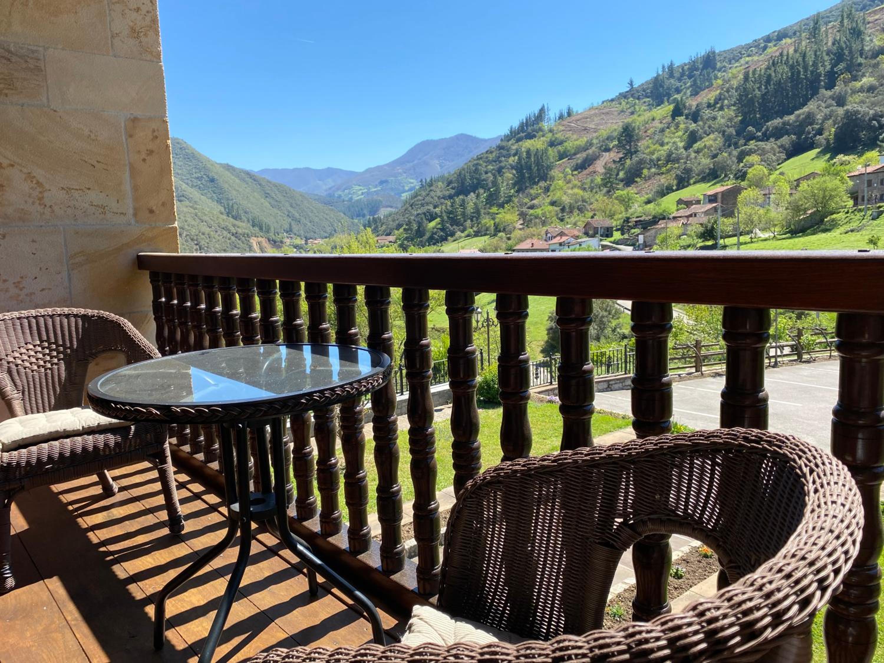 Superior King with king bed, hydromassage bathtub and terrace with views at the mountain. photo 2