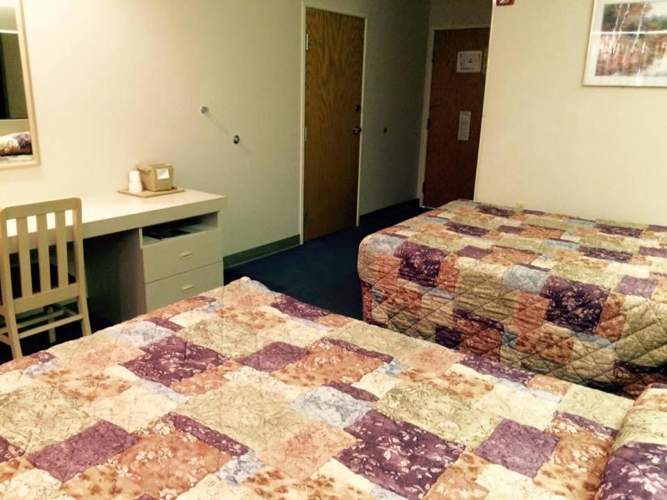 Queen Room with Two Queen Beds - Non-Smoking - Photo 3