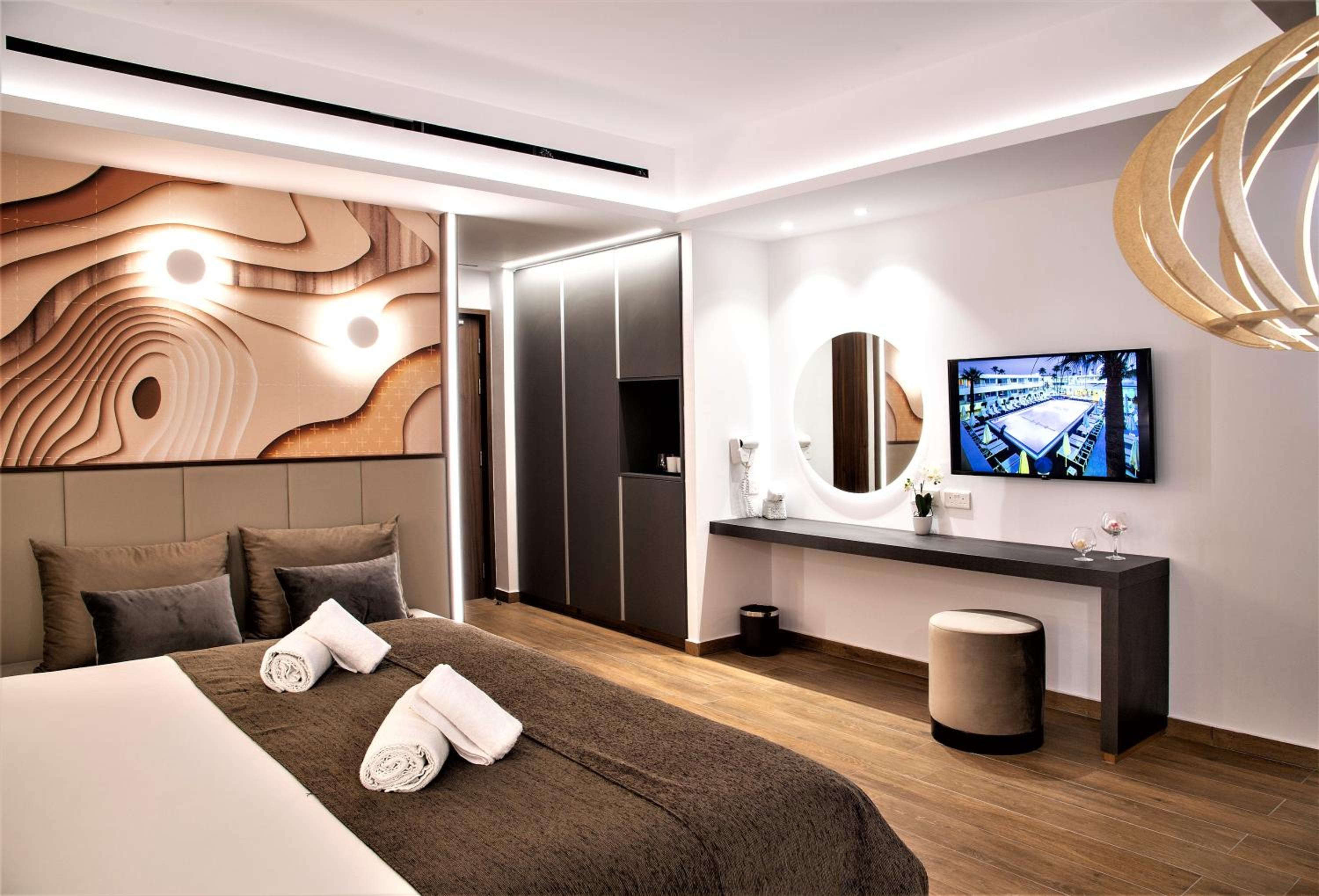 Deluxe Family Room - Photo 2