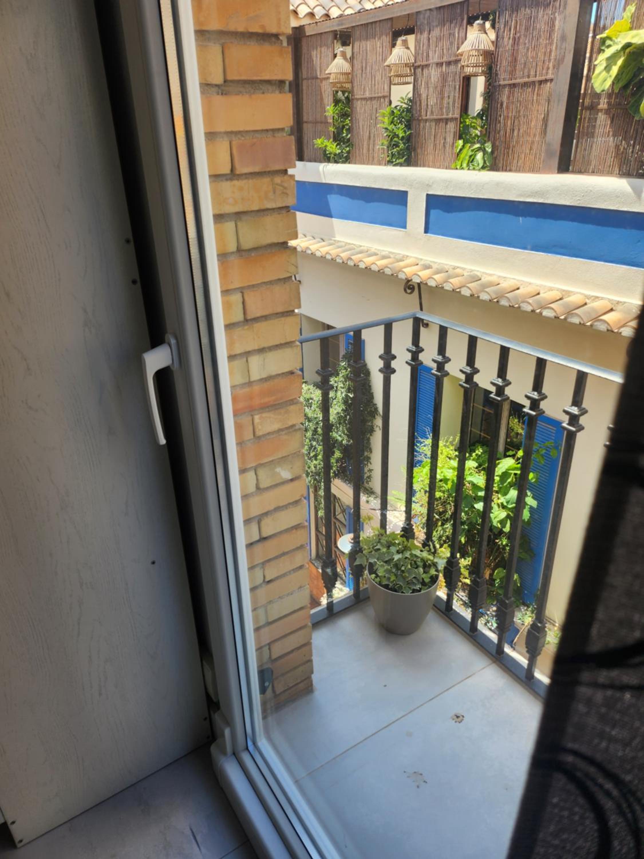 Studio with Balcony - Photo 2