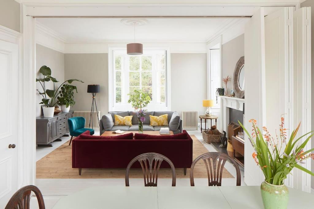 Five-Bedroom House photo 1