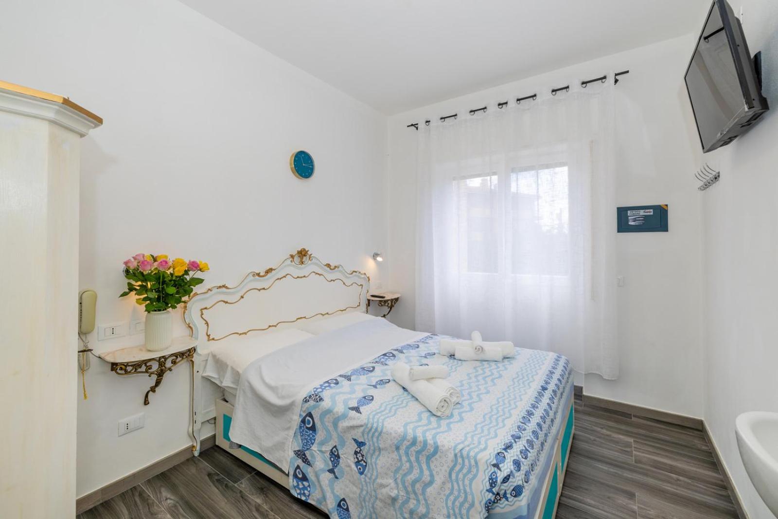 Double Room With Private External Bathroom - Photo 6