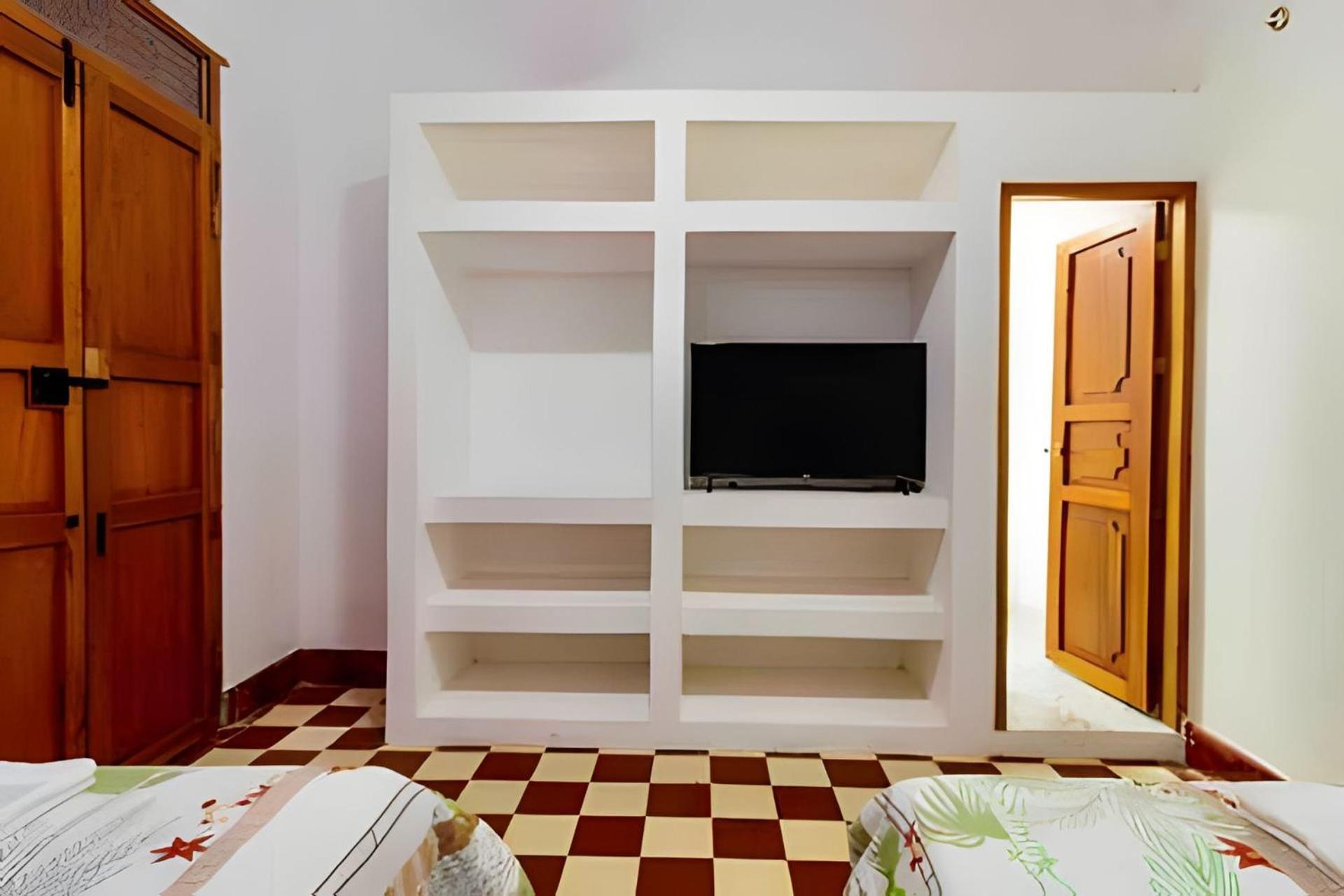 Five-Bedroom House photo 1
