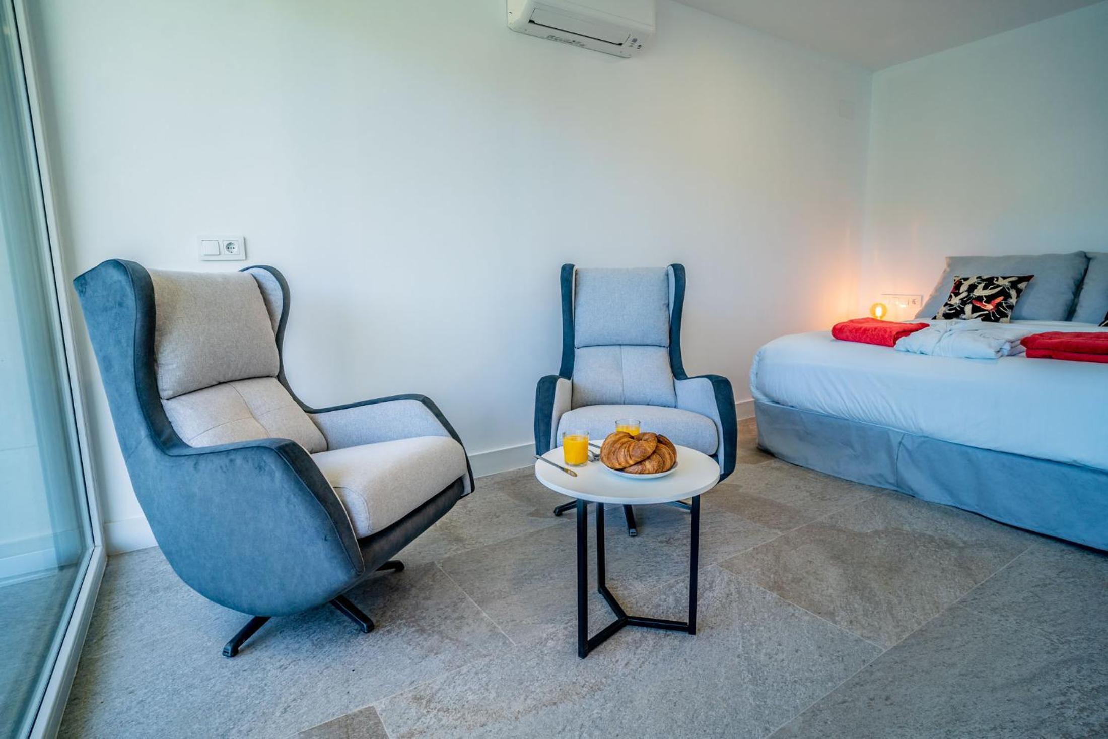 Deluxe Double Room with Balcony photo 2