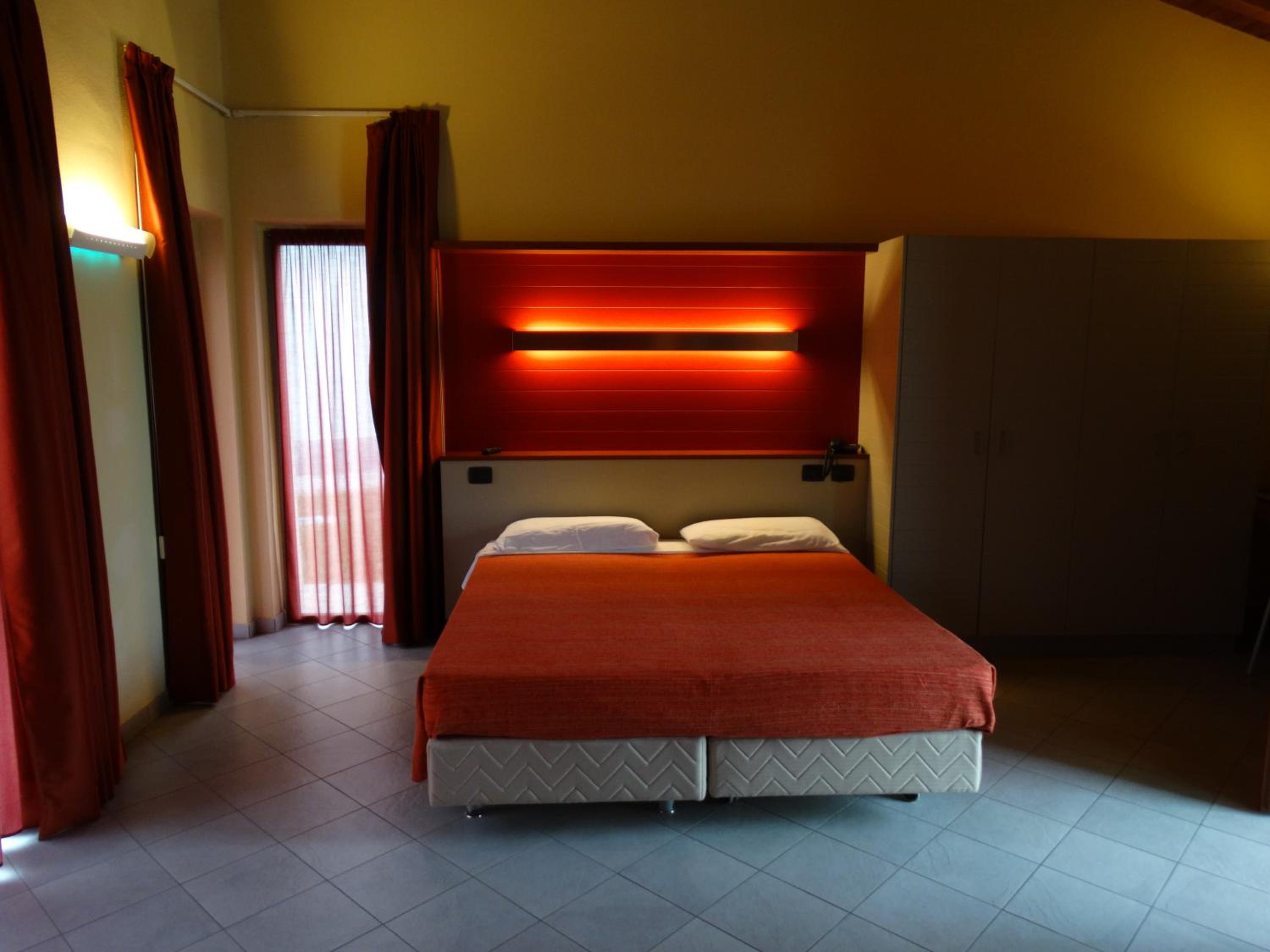 Standard Double Room - Photo 12