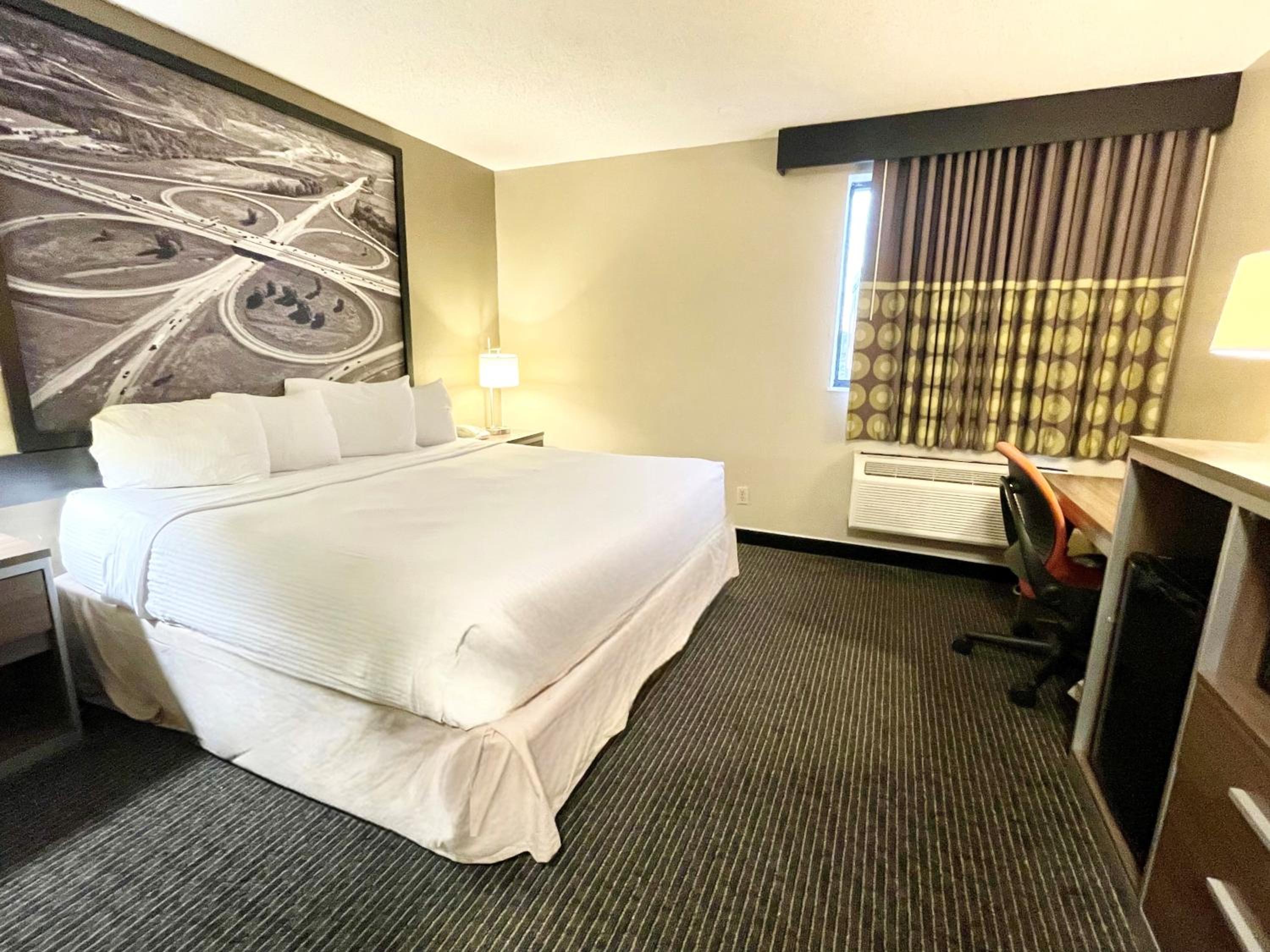 King Room - Non-Smoking - Photo 3