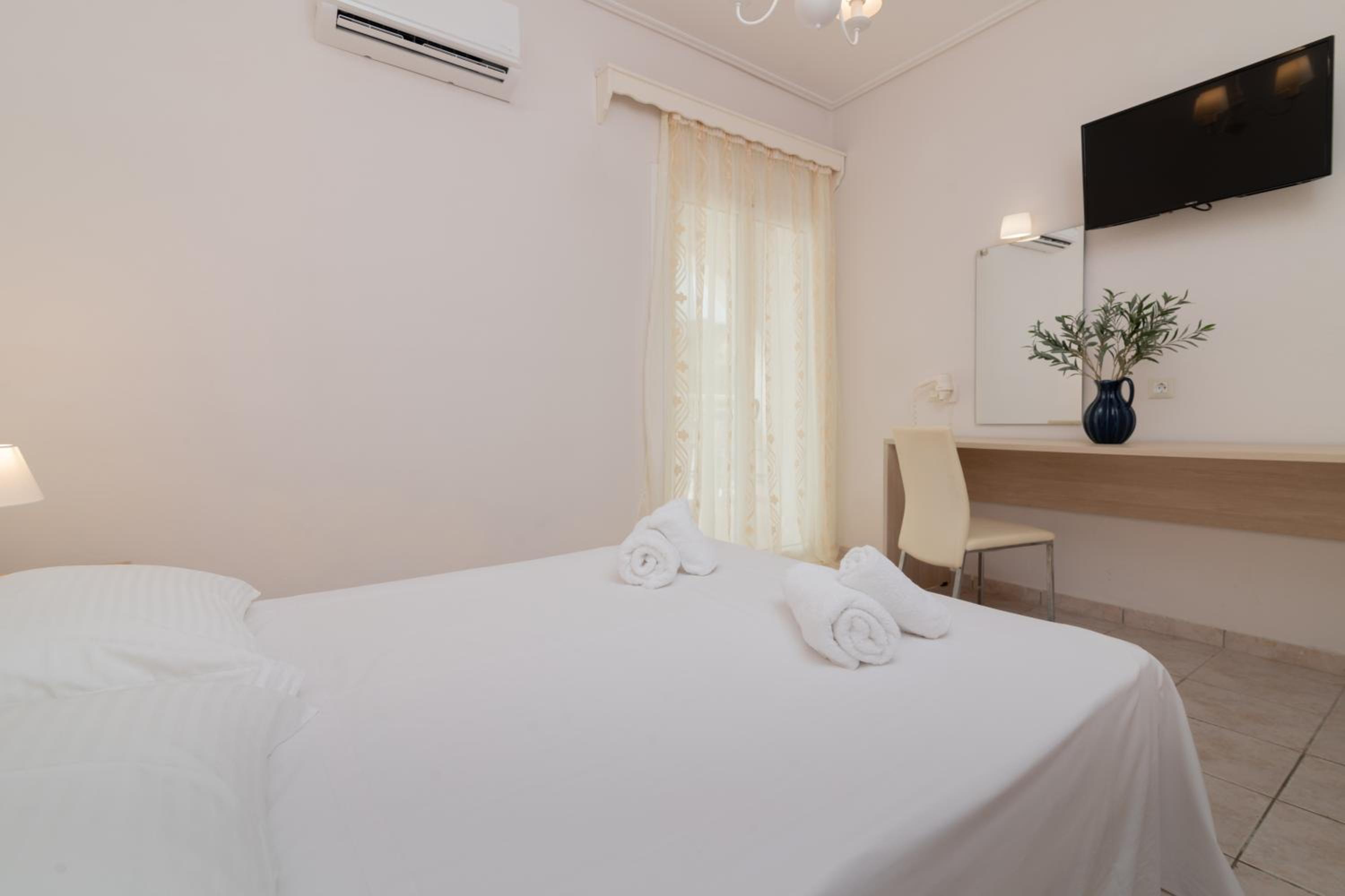 One-Bedroom Apartment with Pool View - Photo 4