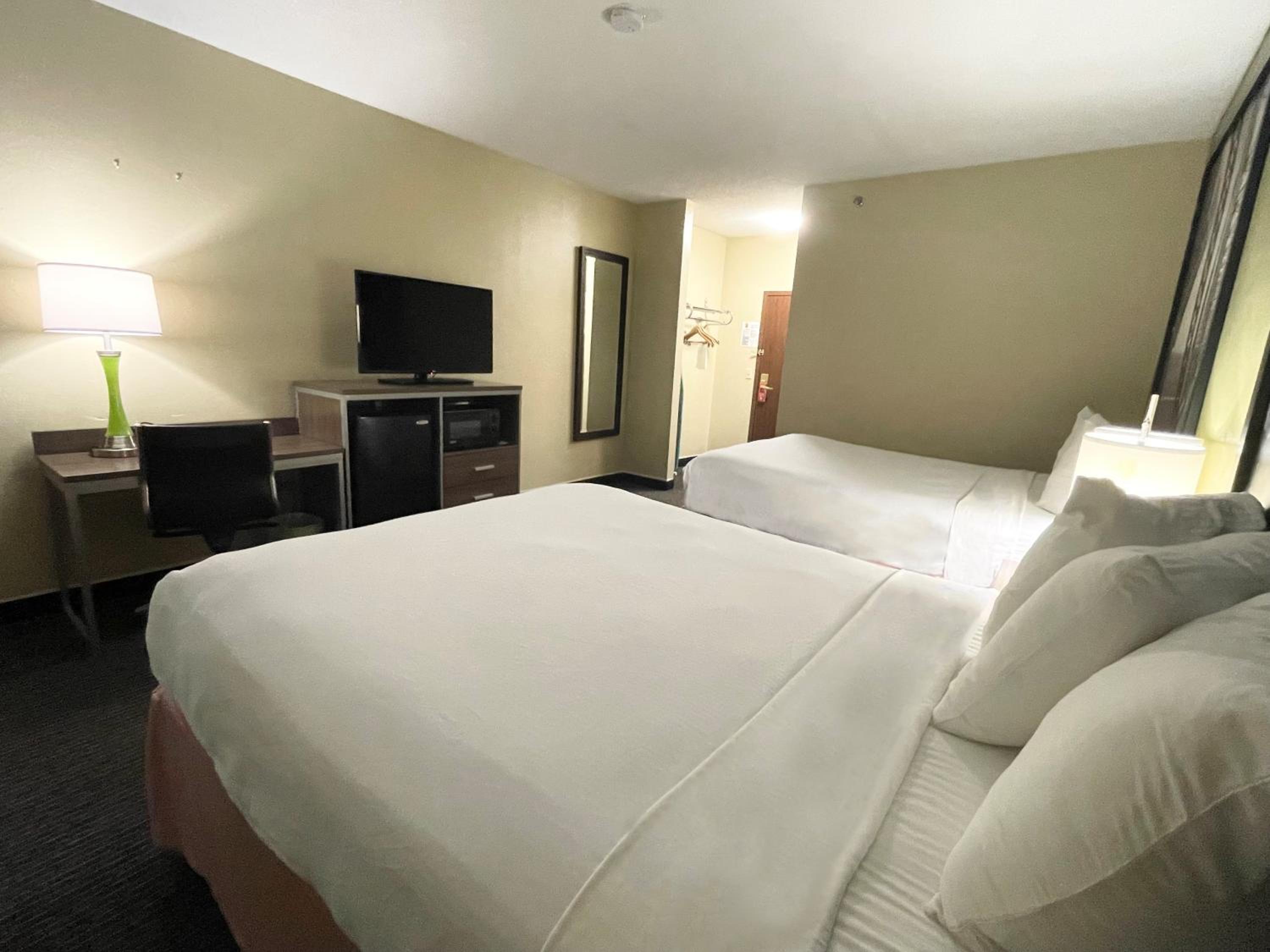 Queen Room with Two Queen Beds - Non-Smoking - Photo 3