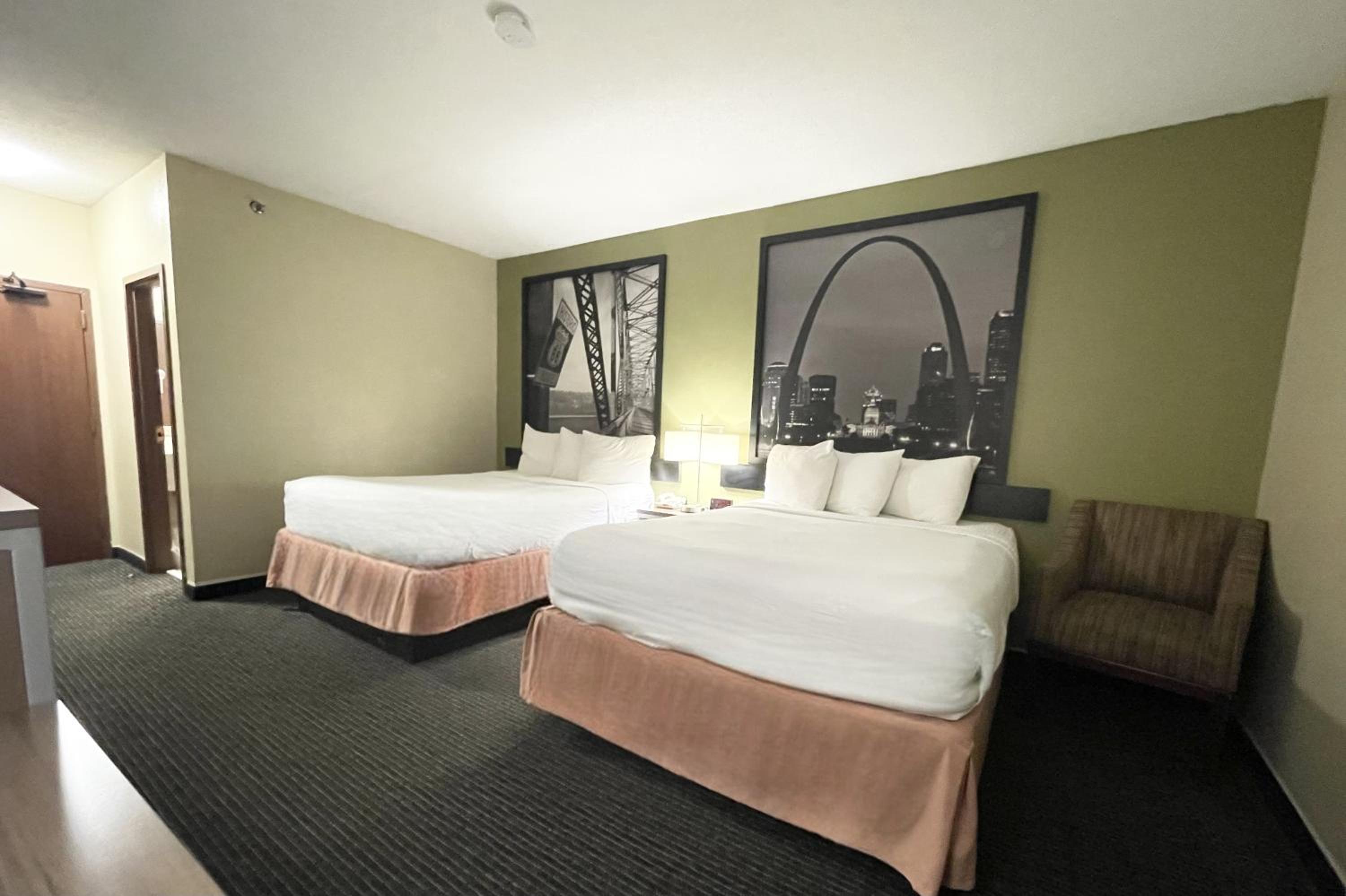 Queen Room with Two Queen Beds - Non-Smoking - Photo 2