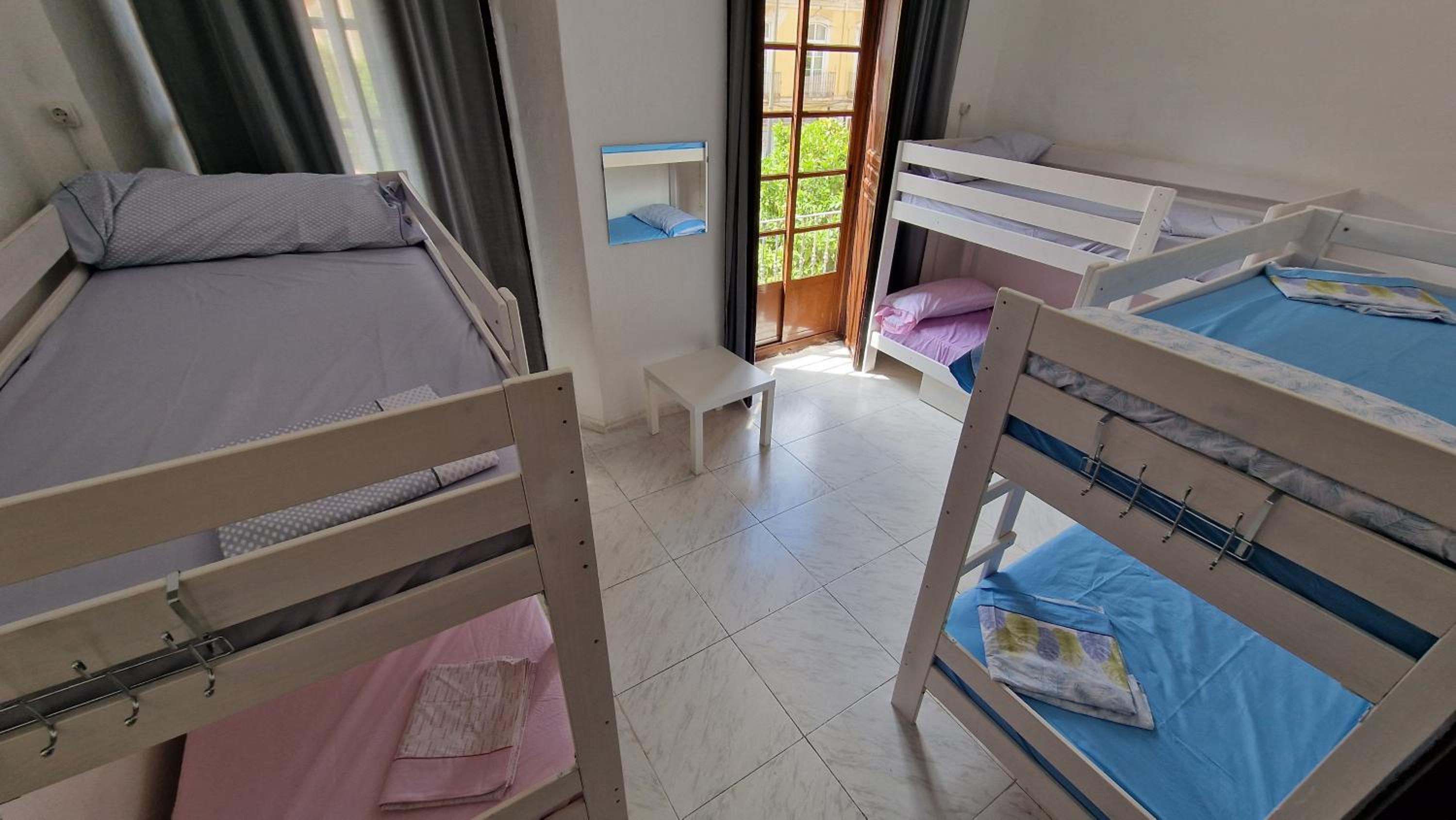 Cama en Dormitorio Mixto de 10 Camas