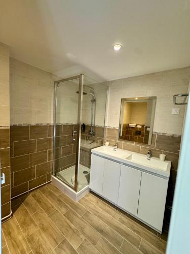Suite - Photo 18
