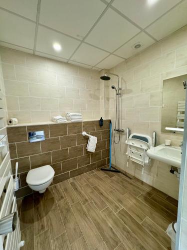 Suite - Photo 20