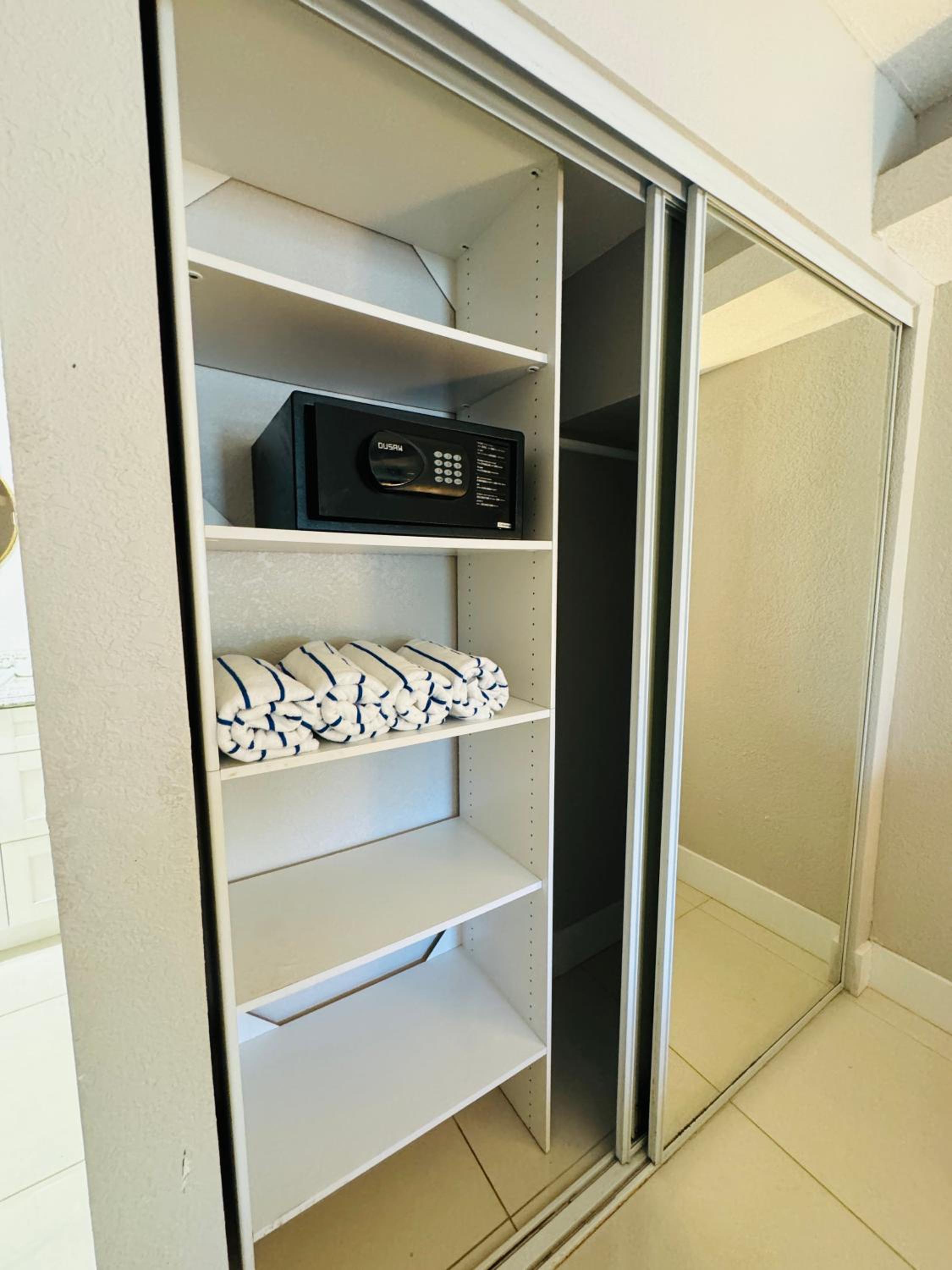 Standard Queen Room - Photo 11