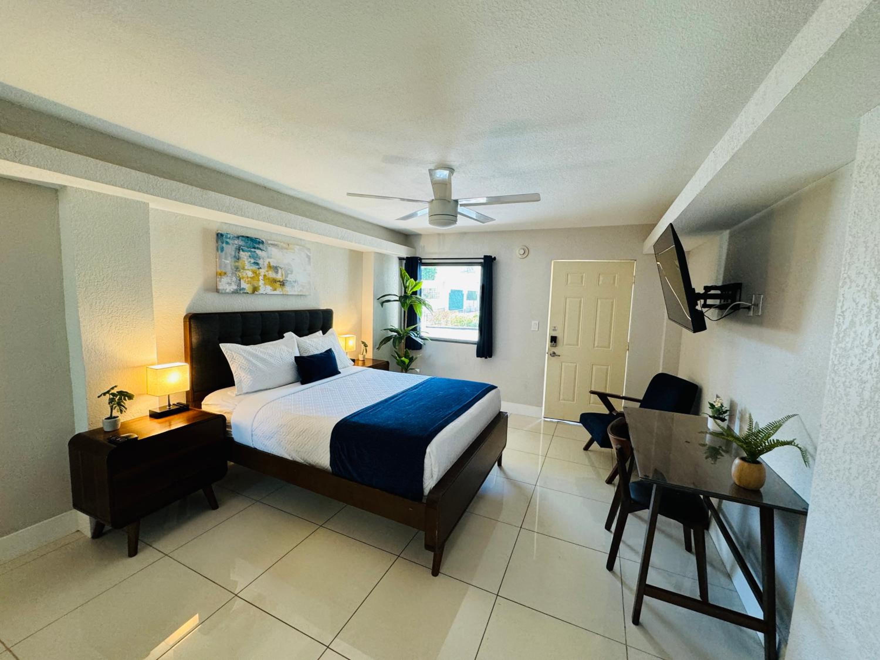 Standard Queen Room - Photo 7