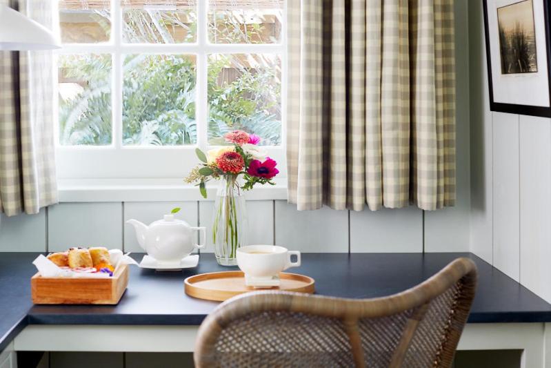 Hot Tub Cottage - One King - Photo 3