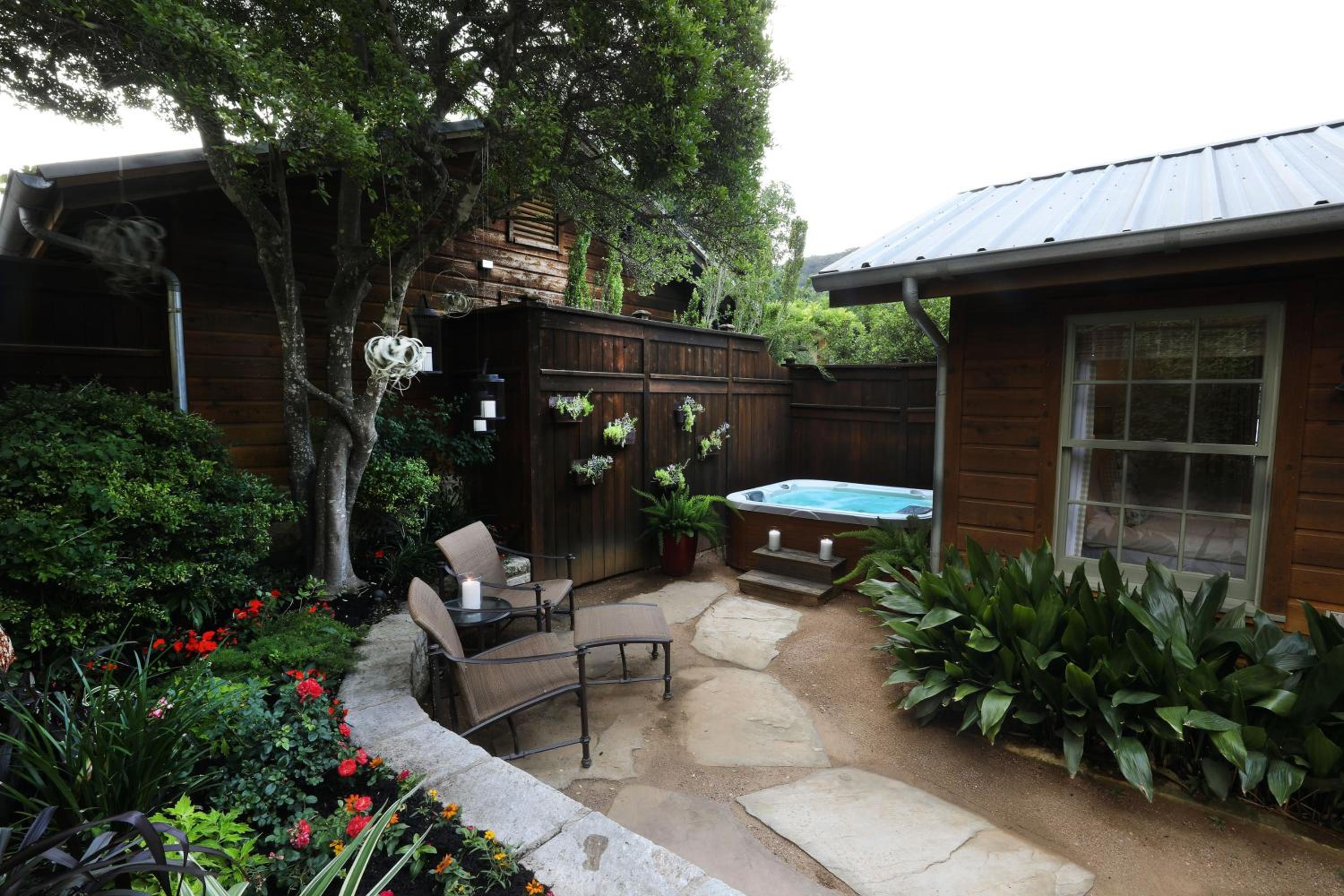 Hot Tub Cottage - One King - Photo 4