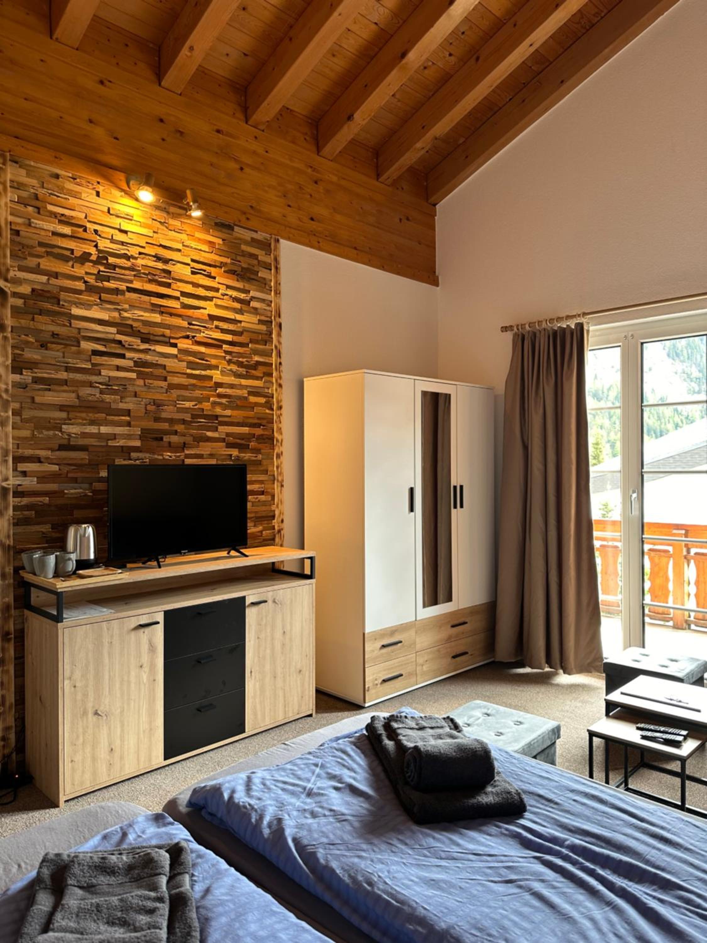 Family Room with Mountain View - Photo 3