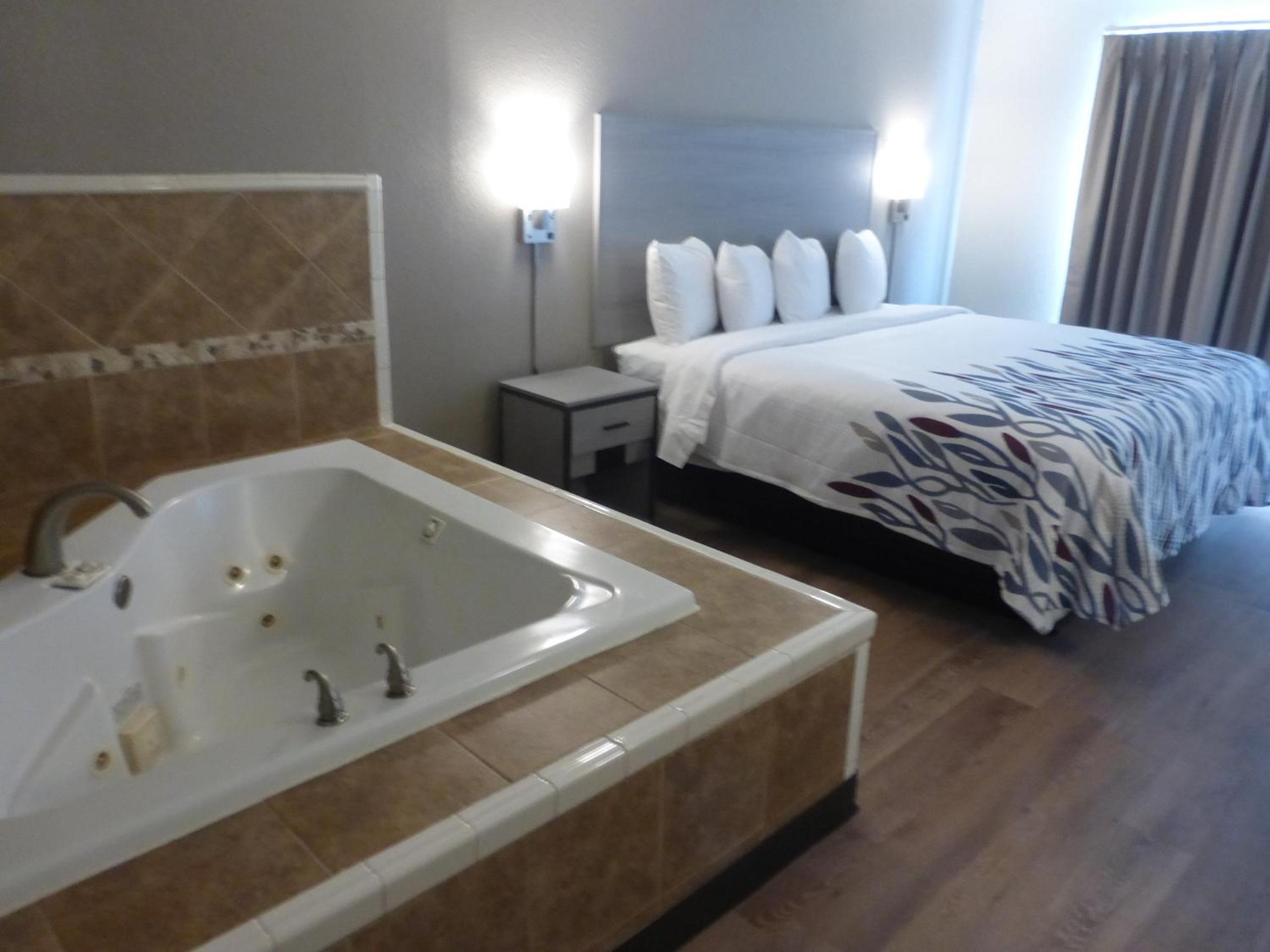 Superior King Room with Spa Bath Non-Smoking photo 3