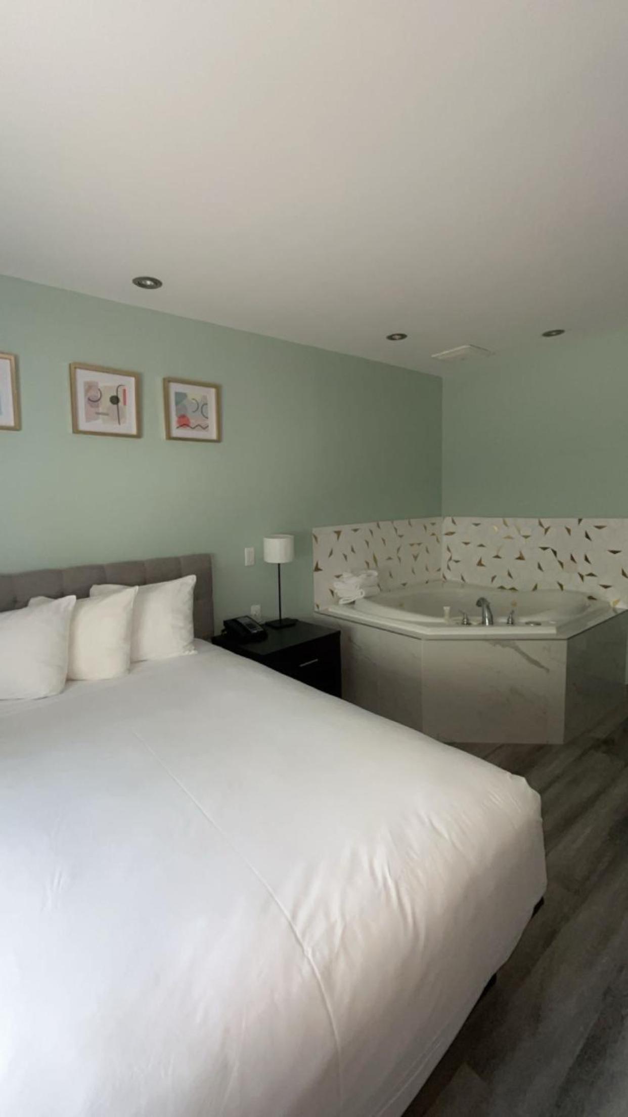 Suite, 1 Queen Bed and Hot Tub
