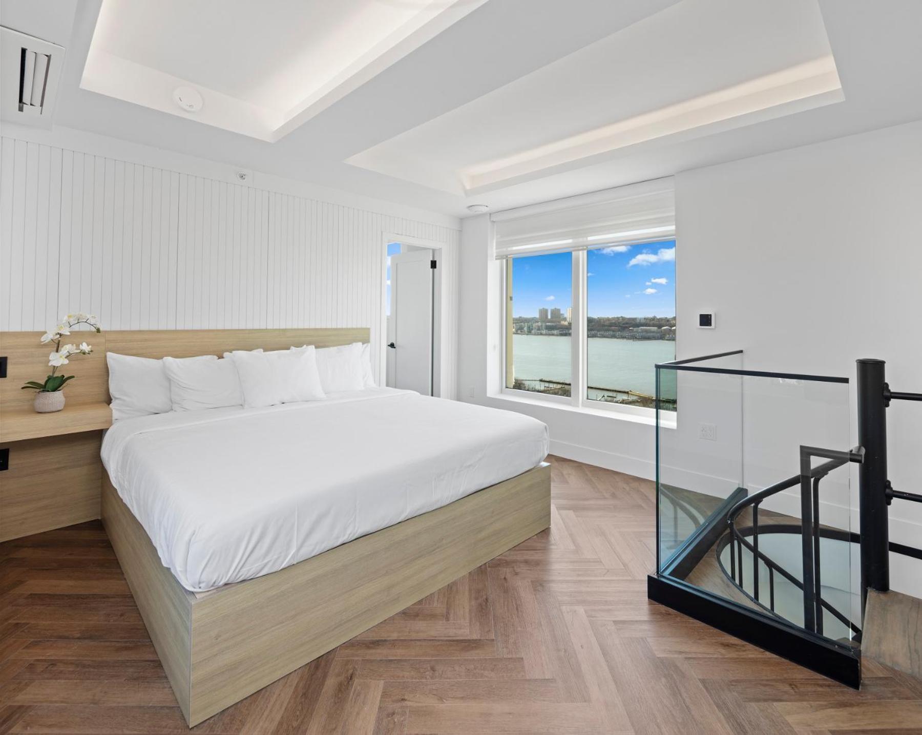 River View Penthouse Suite with Balcony photo 3
