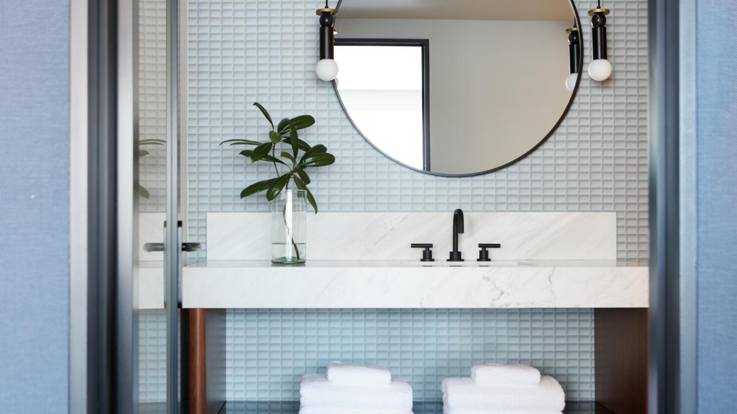 King Room with Accessible Tub - Mobility Access photo 3
