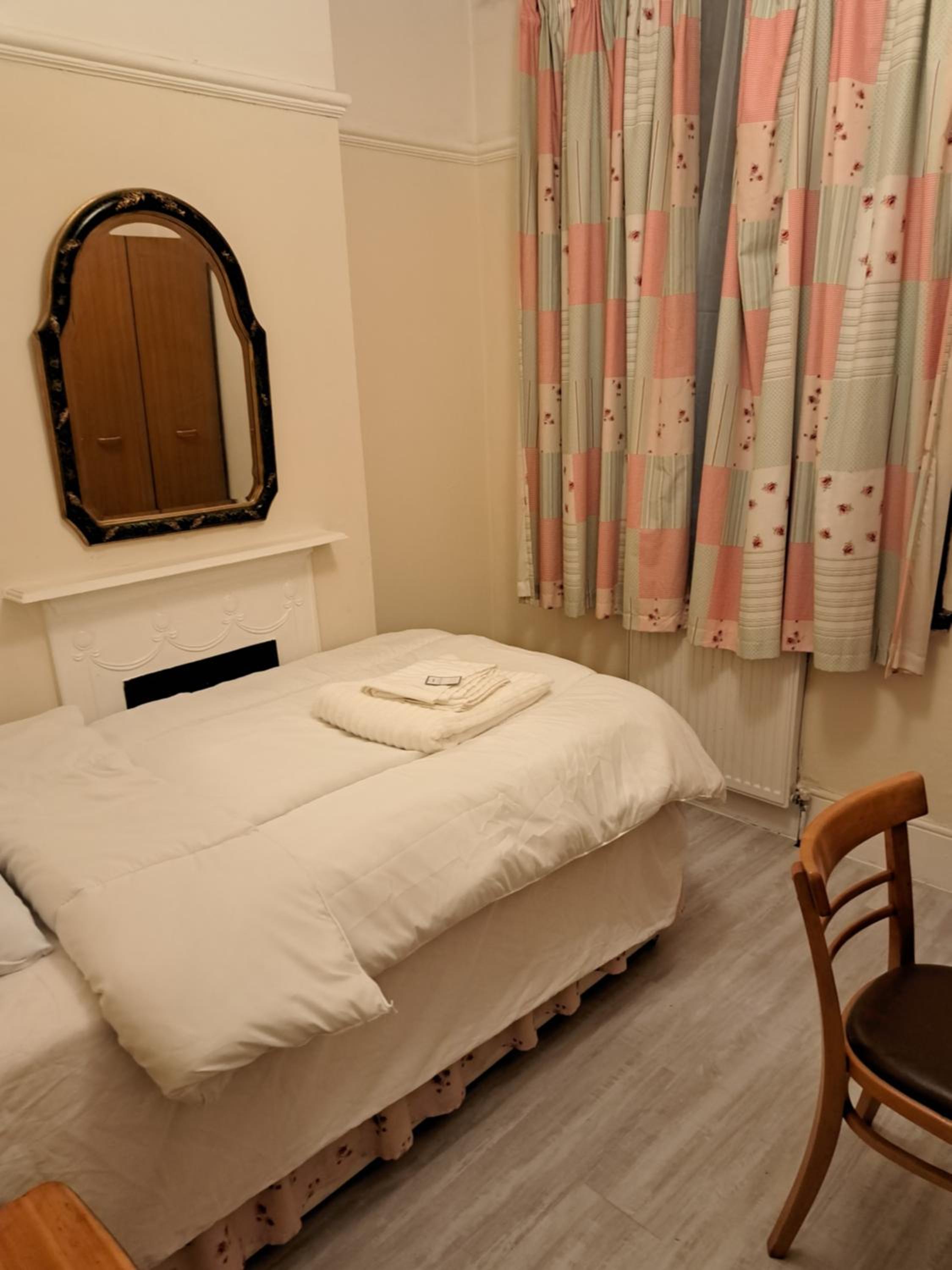 Single Room with Shared Bathroom photo 2