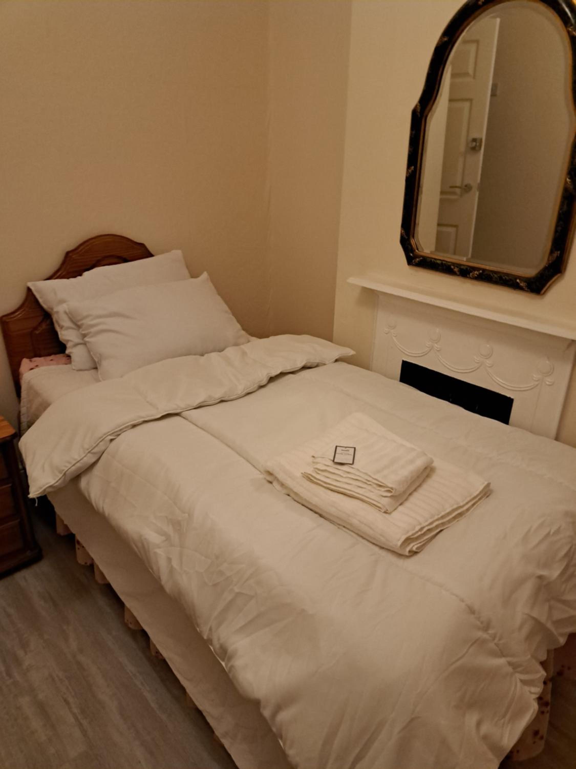 Single Room with Shared Bathroom photo 3