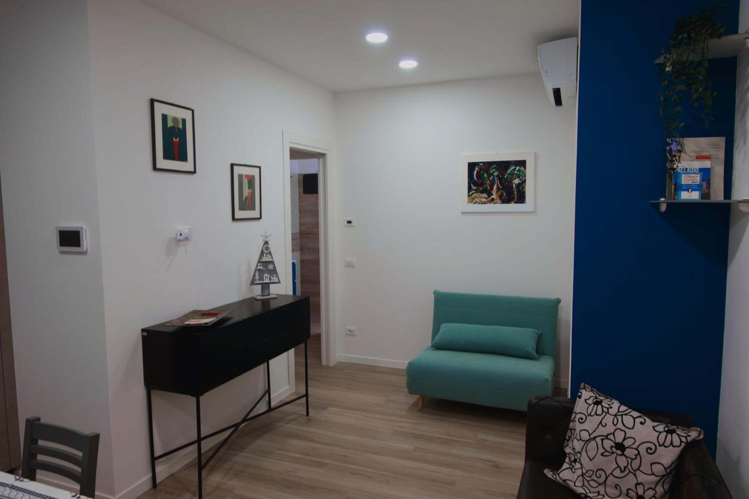 One-Bedroom Apartment photo 1