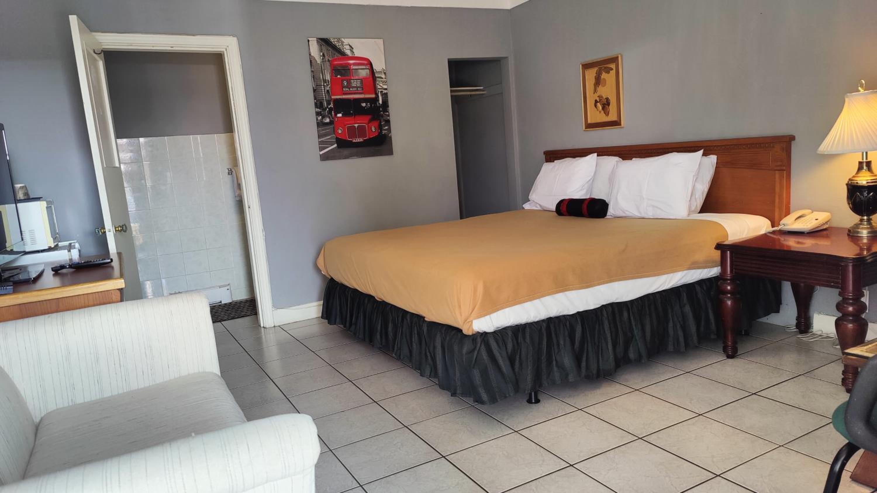 King Room - Non-Smoking photo 2