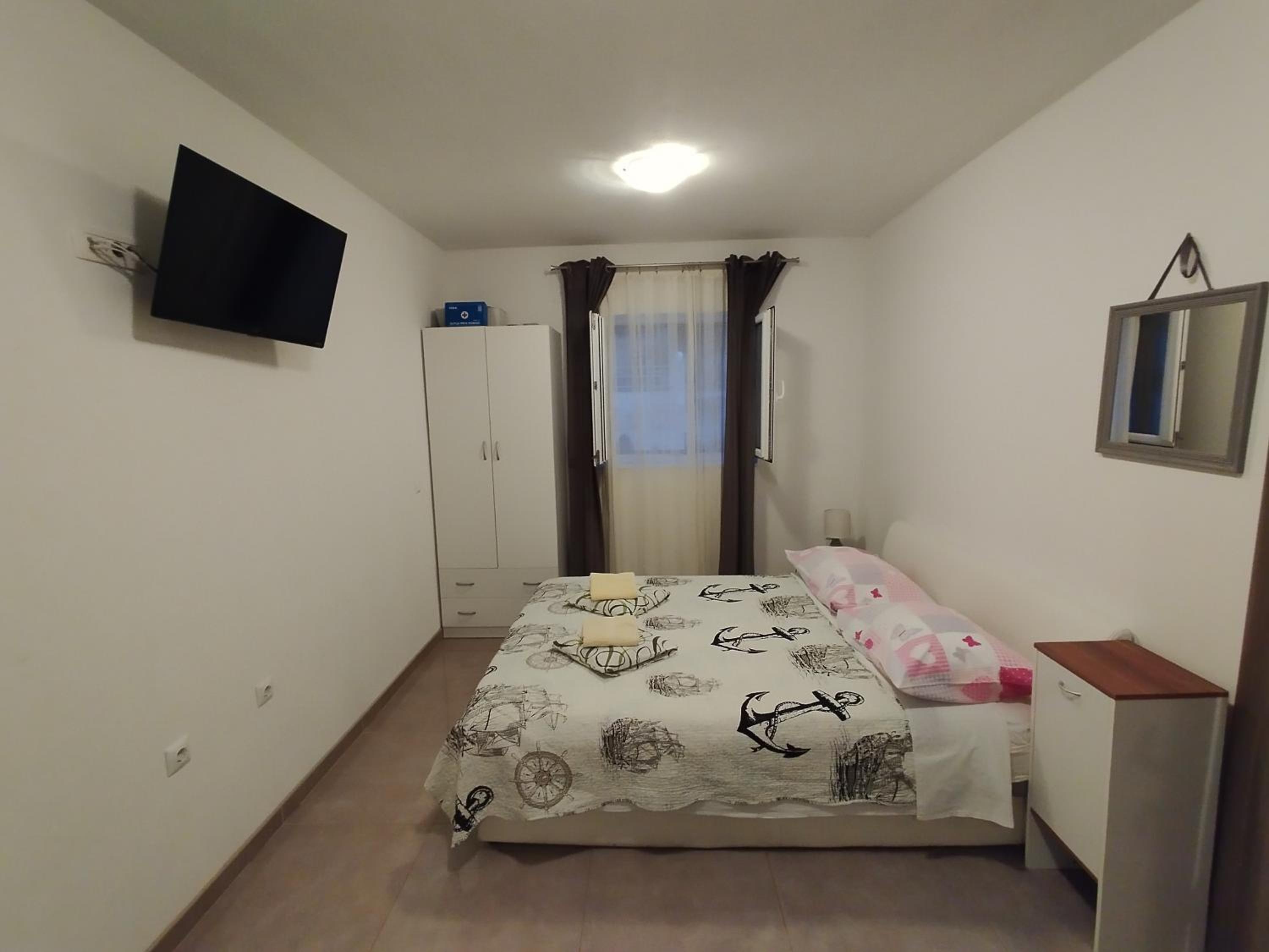 Studio Apartment - Photo 1