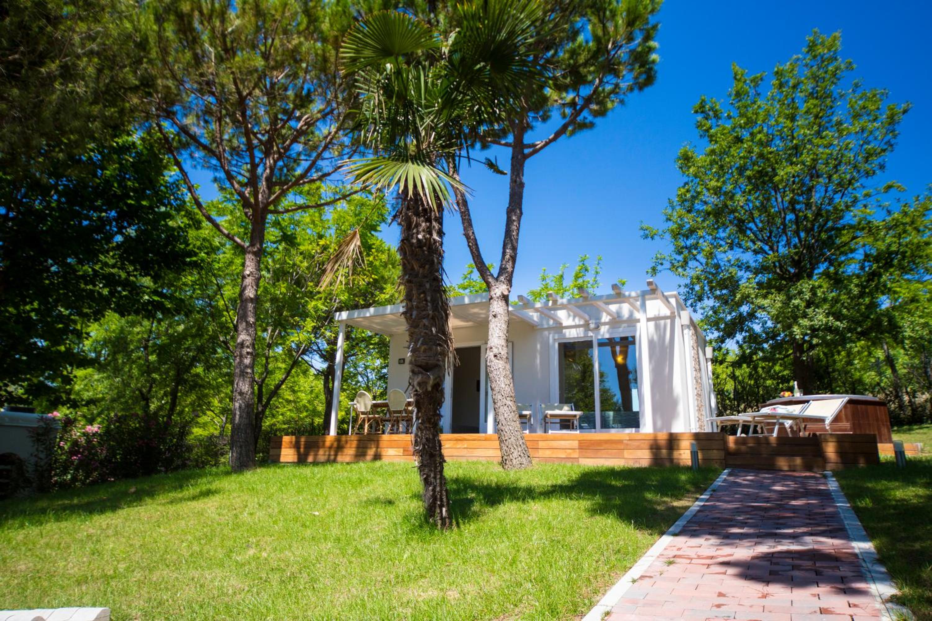 Deluxe Bungalow with Garden View - Photo 11