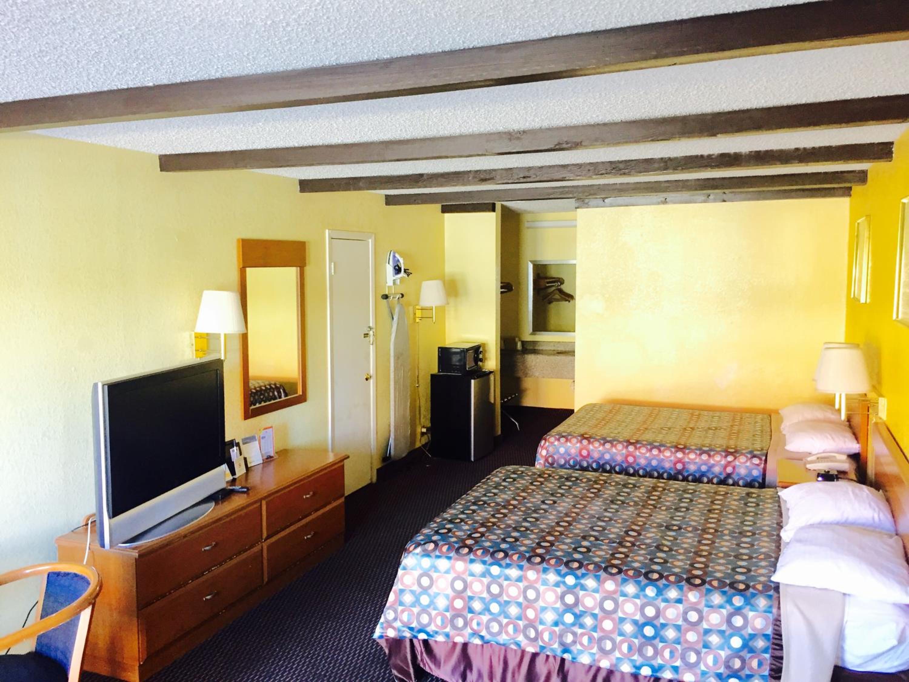 Queen Studio with Two Queen Beds- Non-Smoking - Photo 1