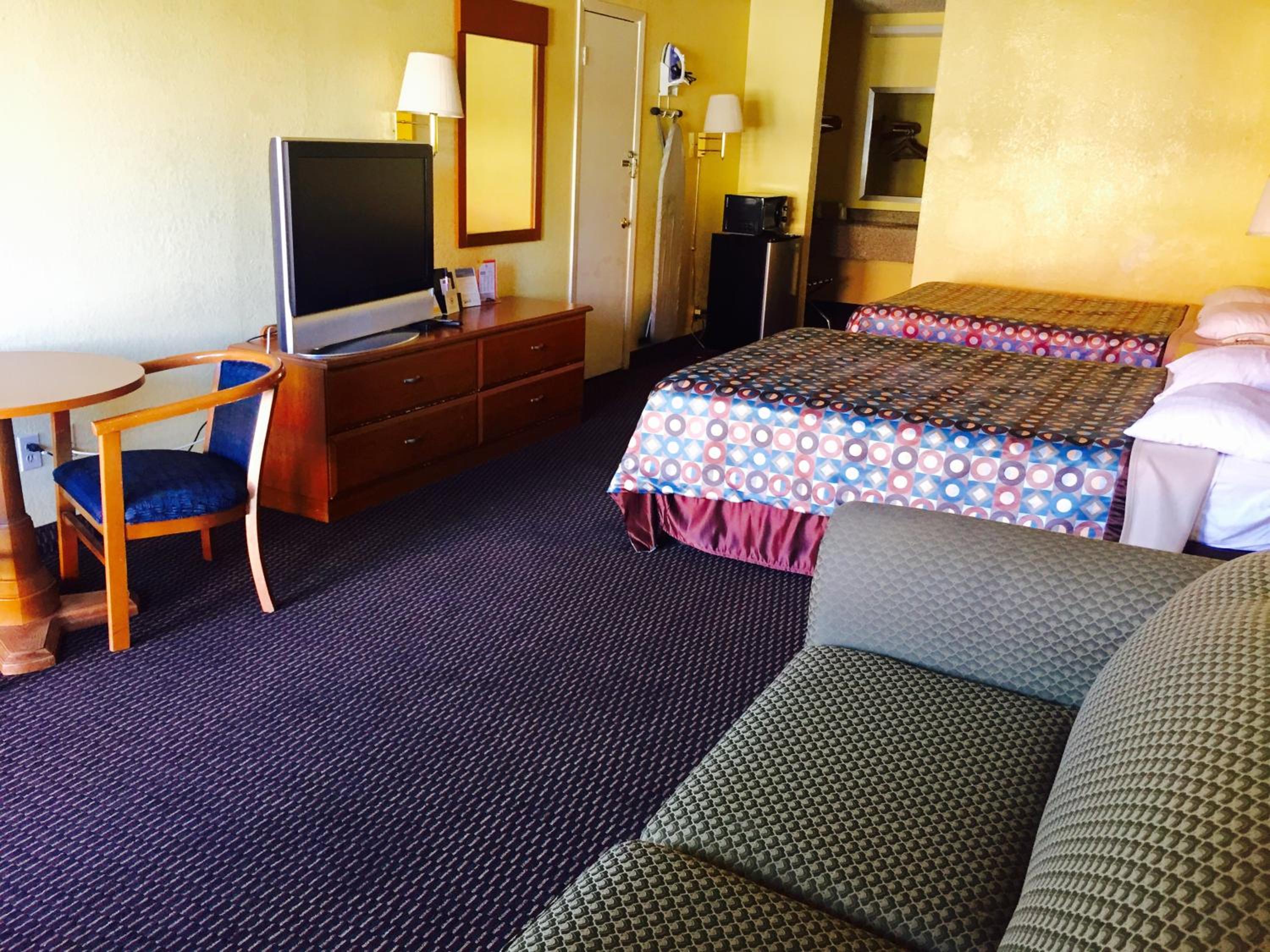 Queen Studio with Two Queen Beds- Non-Smoking - Photo 3